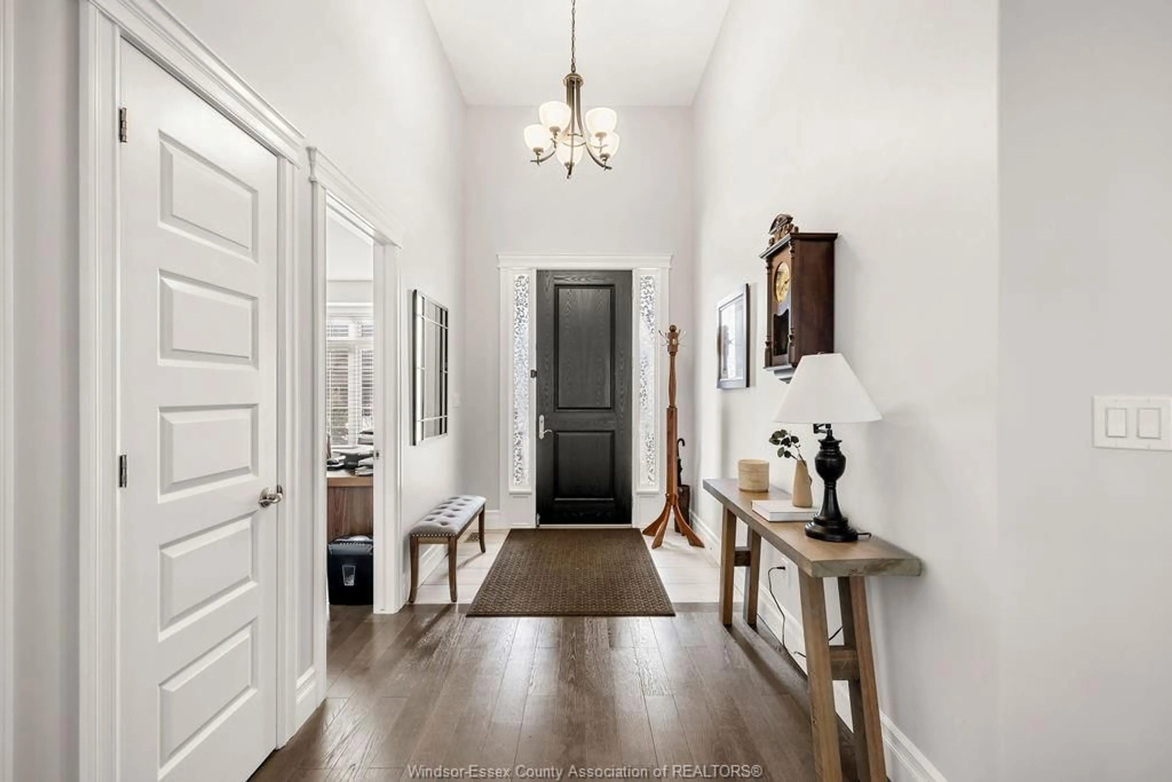 Indoor entryway for 1462 CYPRESS, Windsor Ontario N8P 0E2
