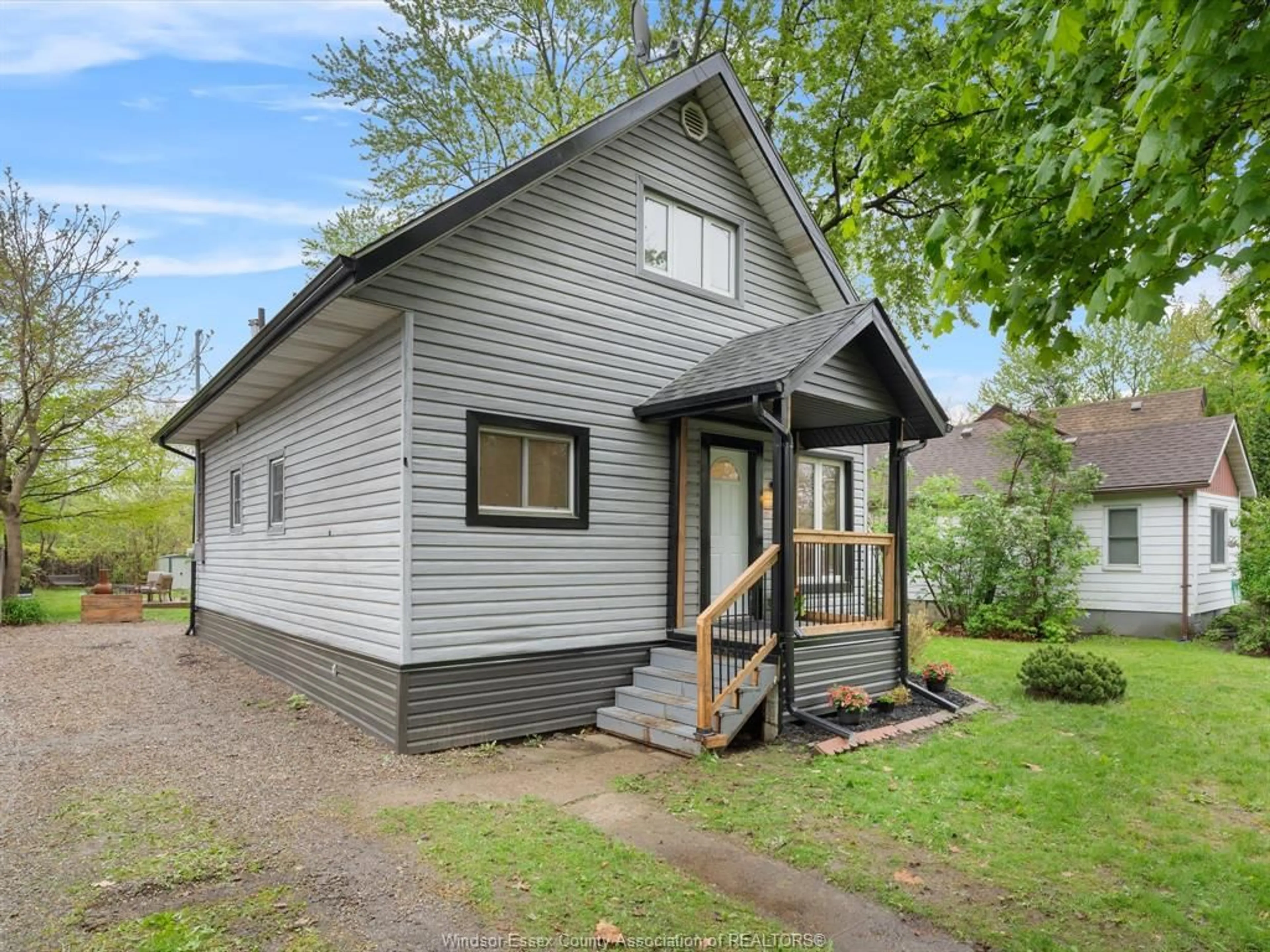 Home with vinyl exterior material, street for 2044 FORD, Windsor Ontario N8T 2E7