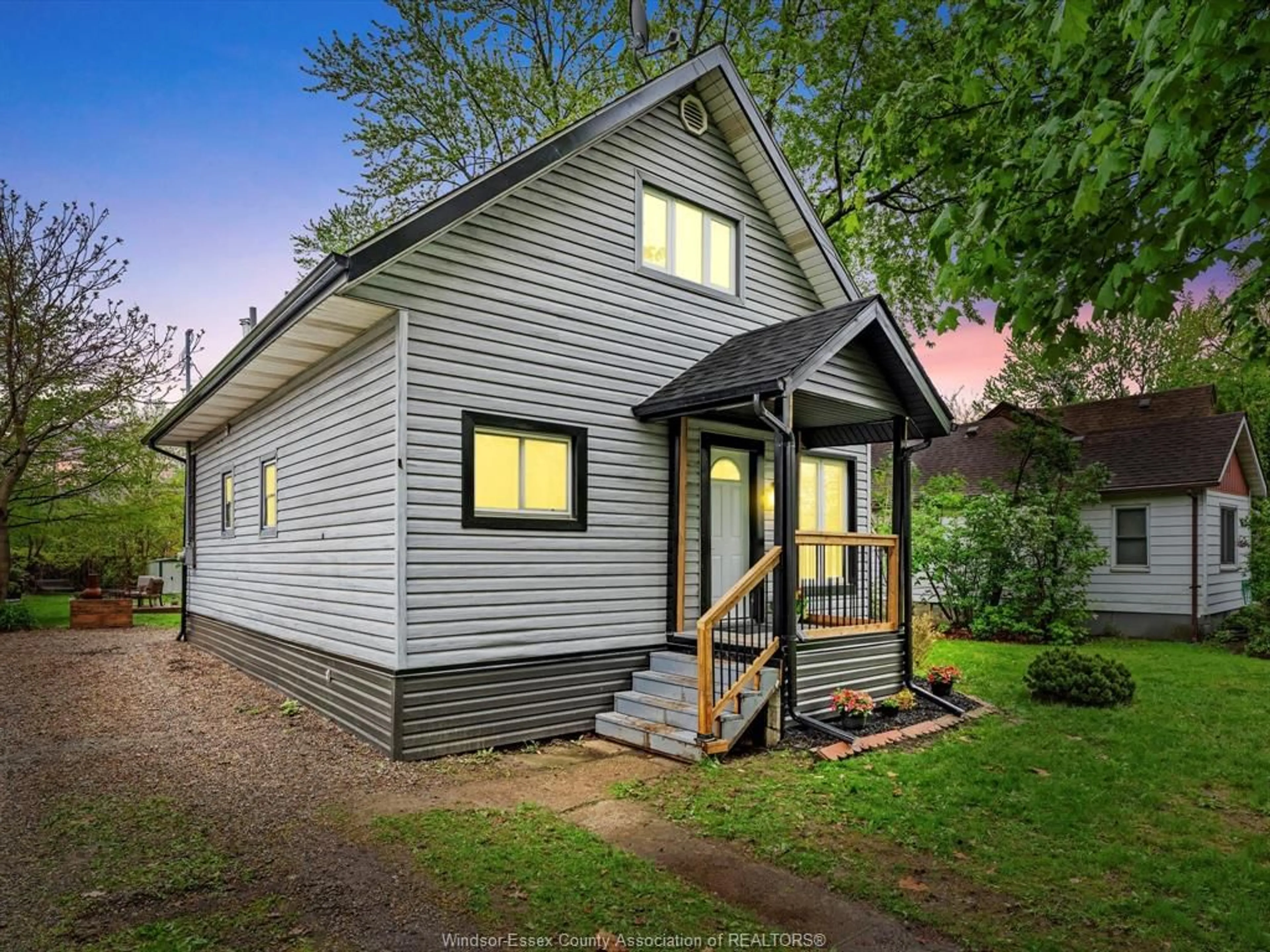 Home with vinyl exterior material, building for 2044 FORD, Windsor Ontario N8T 2E7