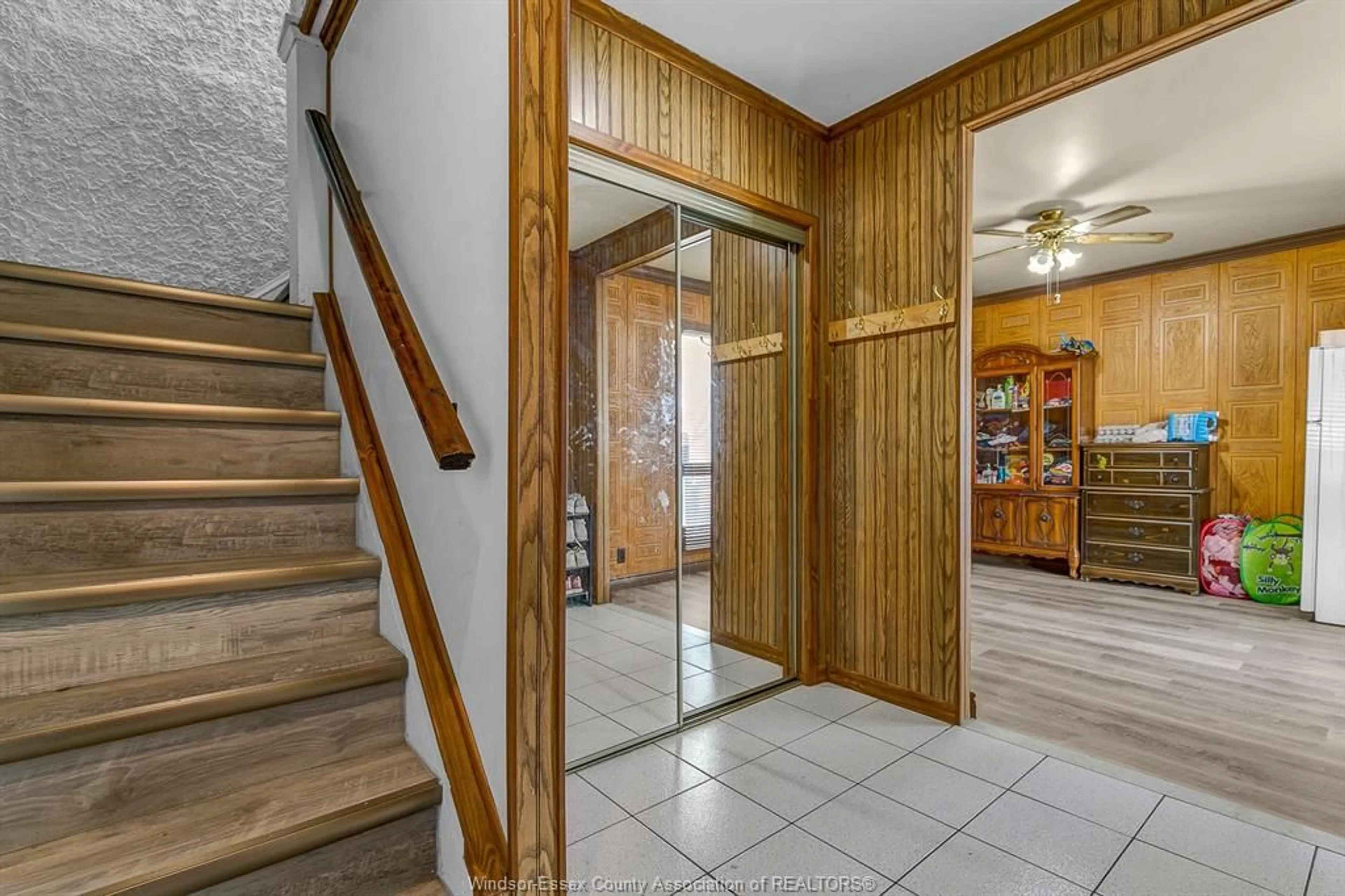 Indoor foyer for 637 CAMERON Ave, Windsor Ontario N9B 1Z2