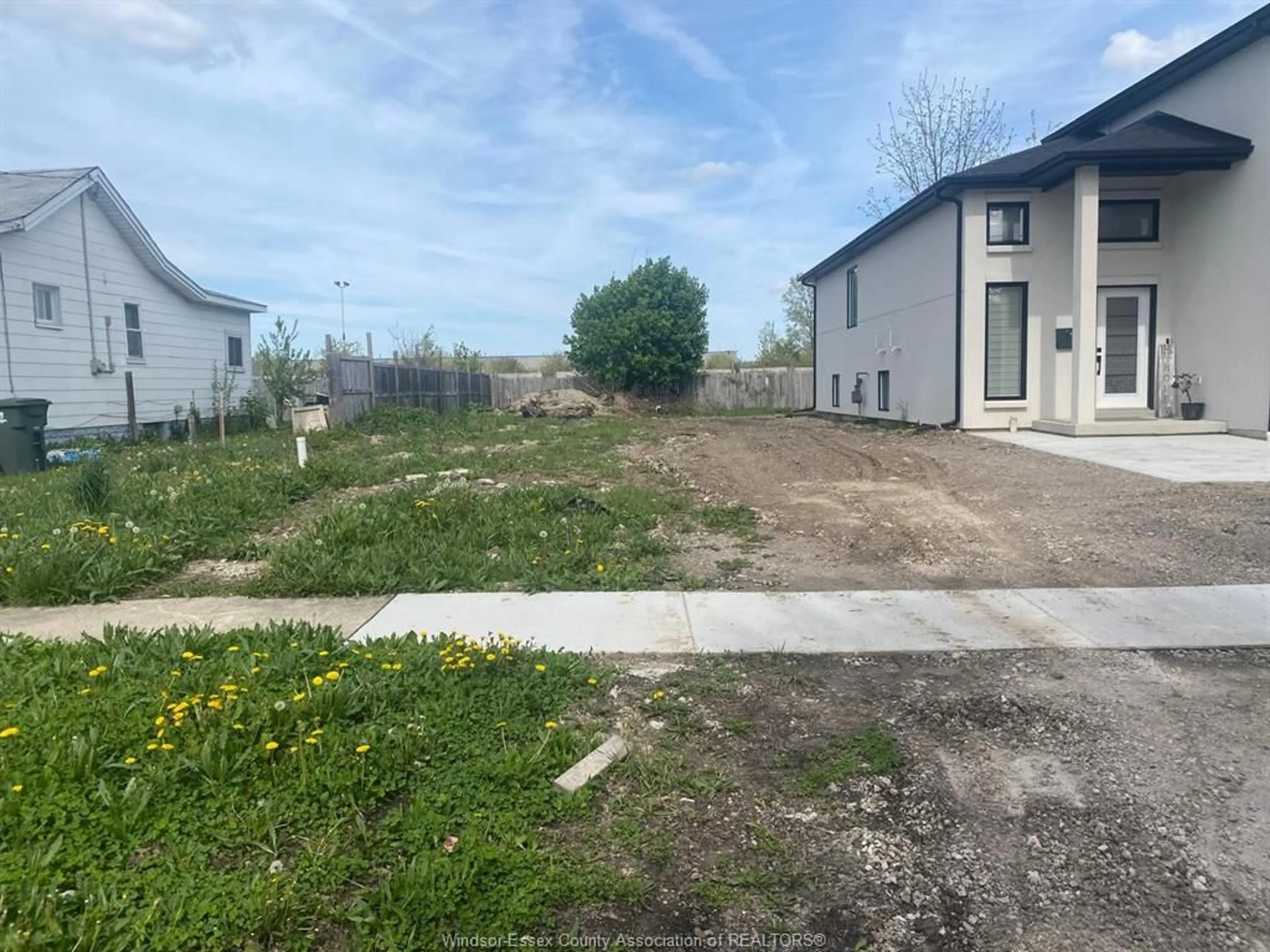 A pic from outside/outdoor area/front of a property/back of a property/a pic from drone, street for 3290 RIBERDY, Windsor Ontario N8W 3T9