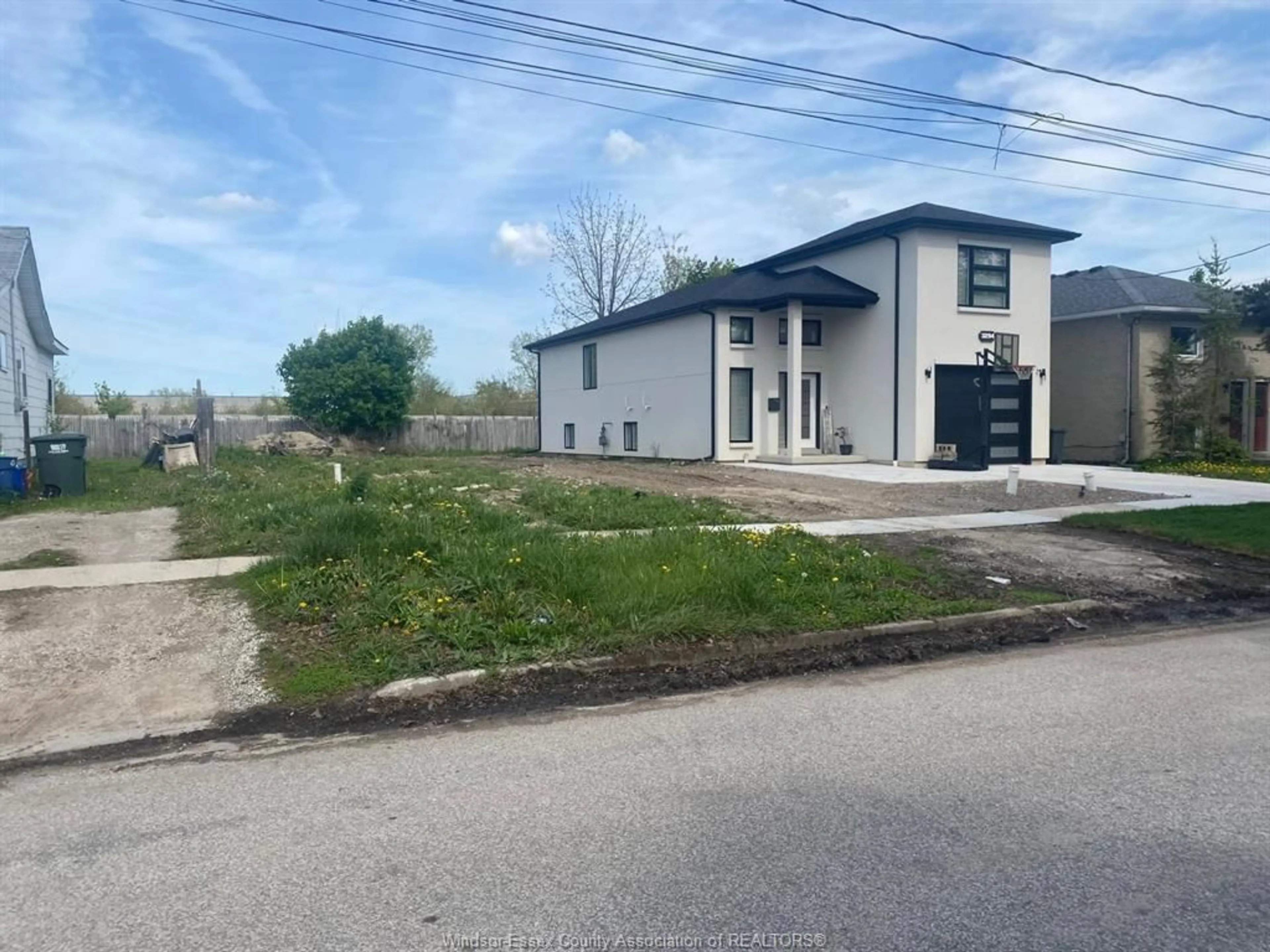 A pic from outside/outdoor area/front of a property/back of a property/a pic from drone, building for 3290 RIBERDY, Windsor Ontario N8W 3T9
