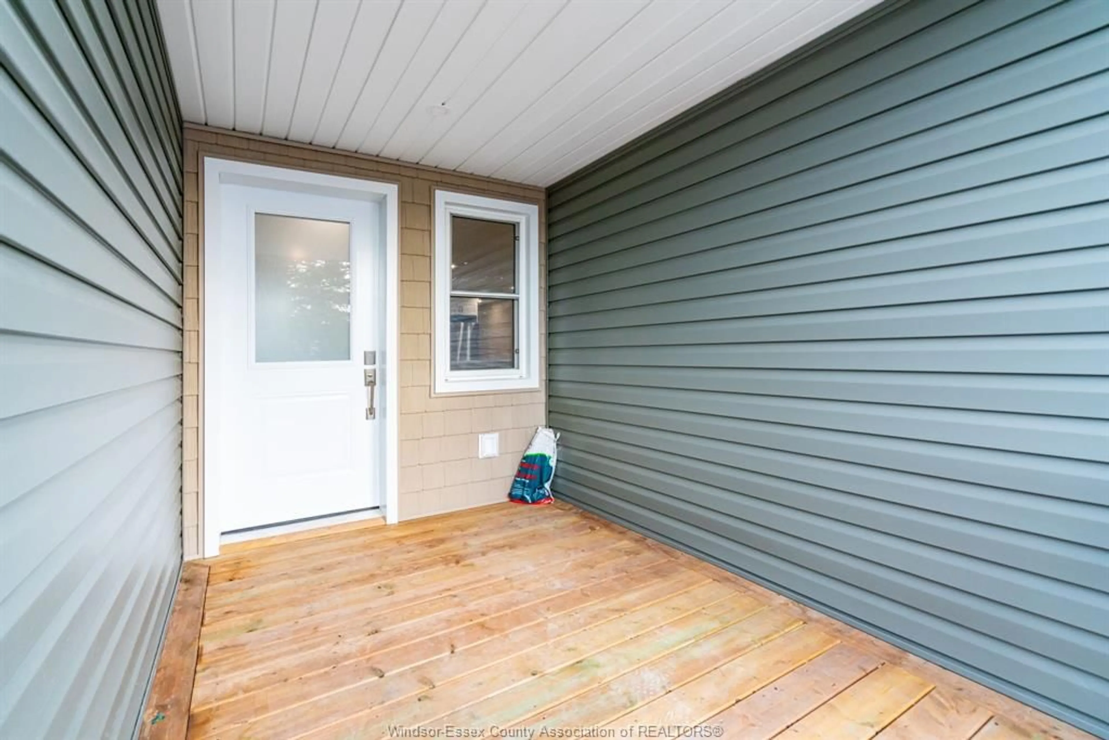 Indoor entryway for 220 David Crt, Essex Ontario N8M 2B2