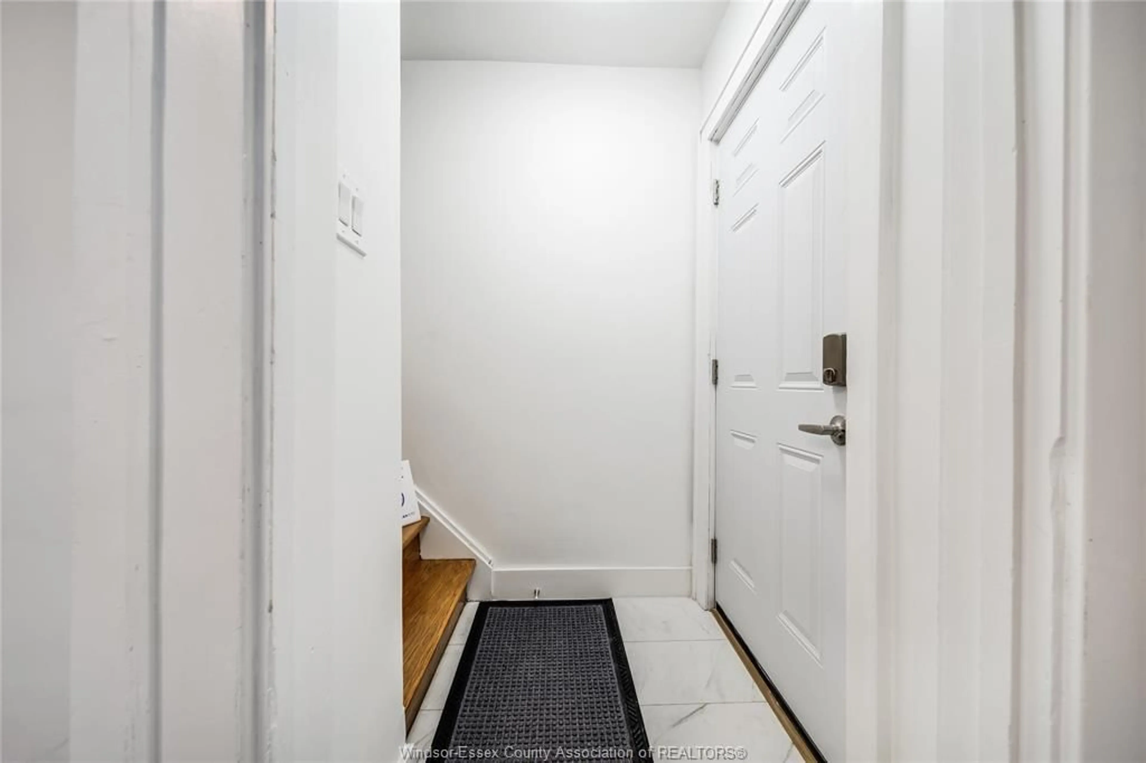 Indoor entryway for 1691 DOUGALL Ave, Windsor Ontario N8X 1S4