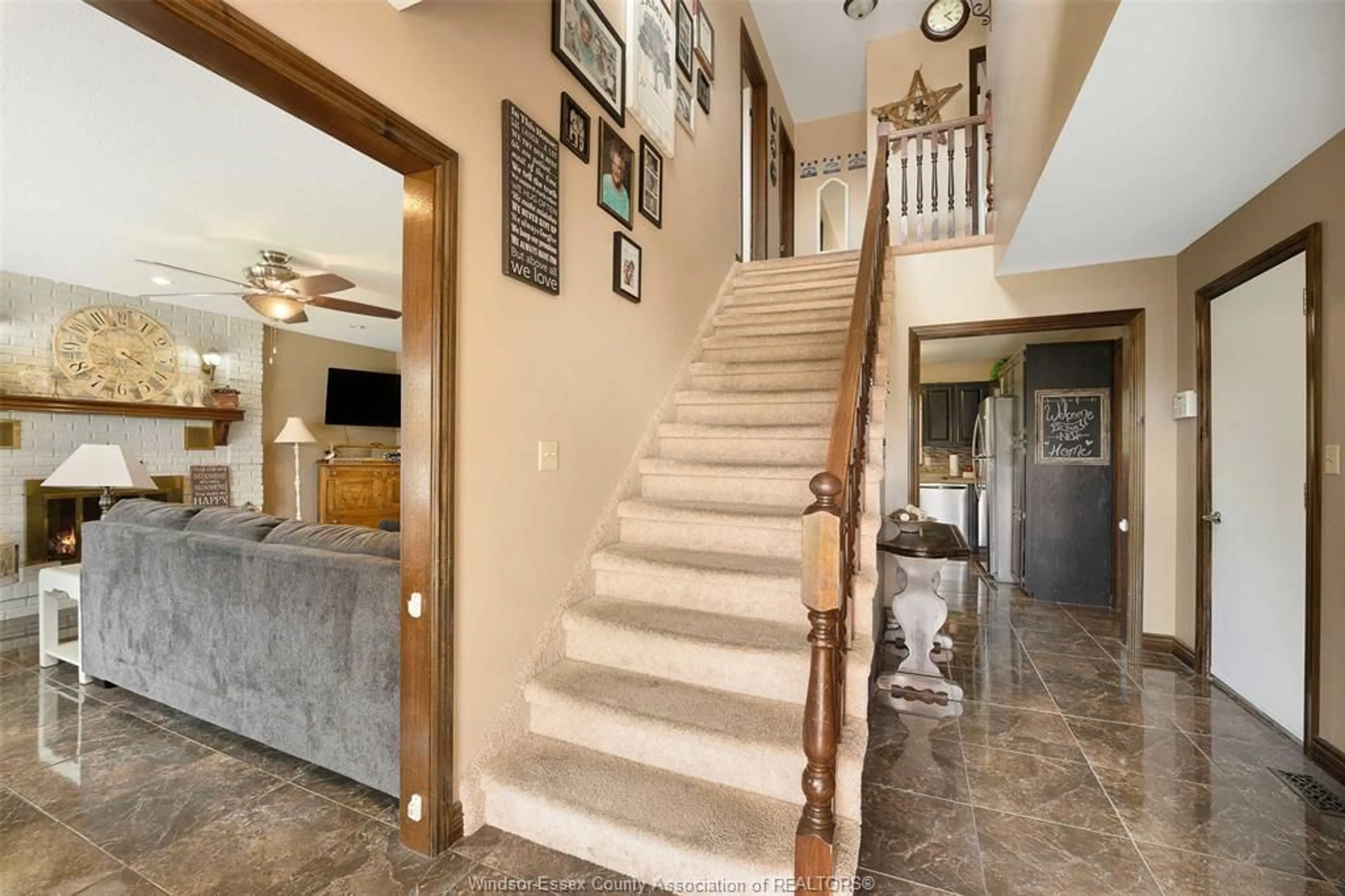 Indoor foyer for 9 EVANS Ave, Leamington Ontario N8H 4X2