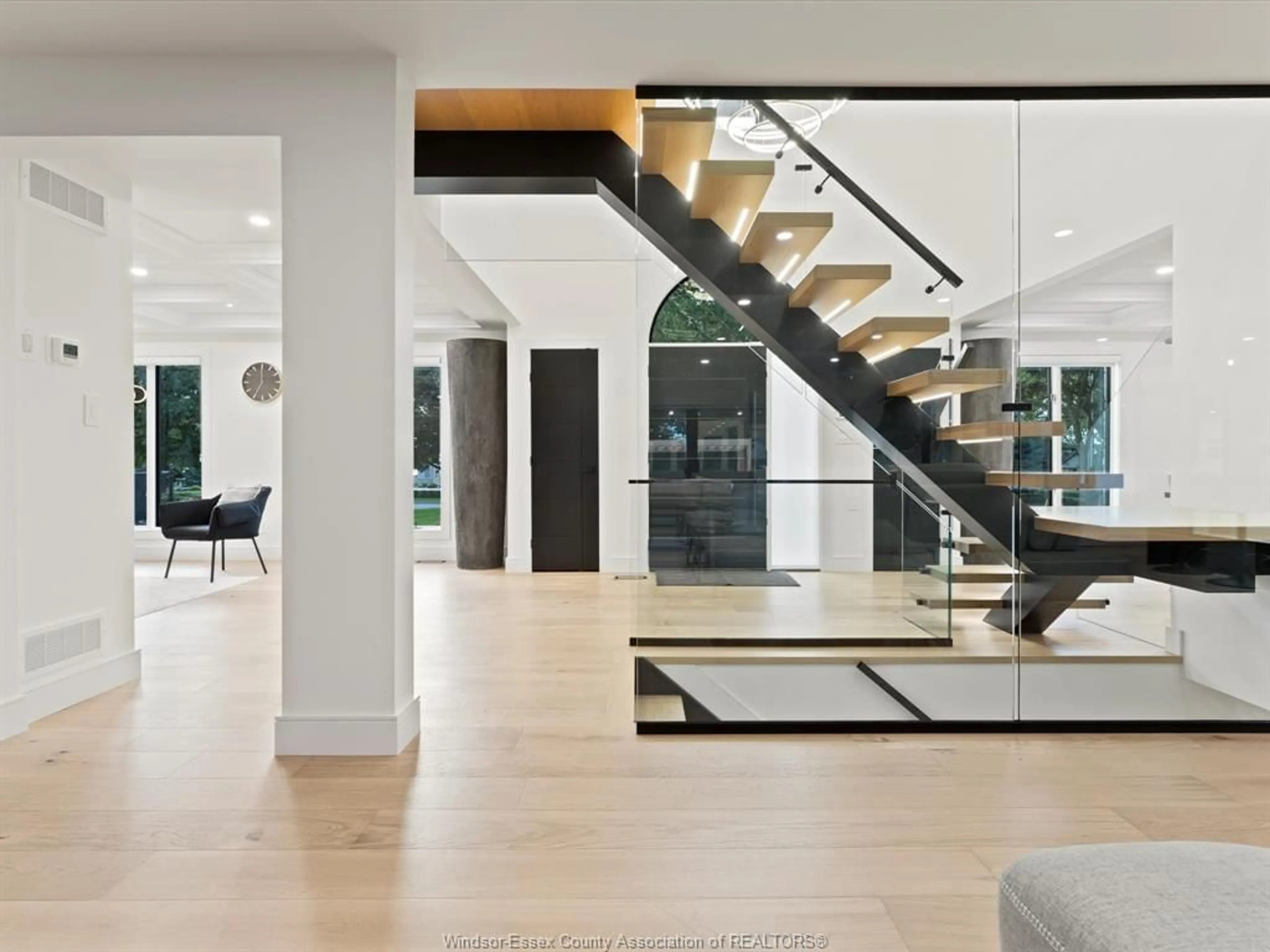Indoor foyer for 4527 RIVERSIDE Dr, Windsor Ontario N8Y 1B7