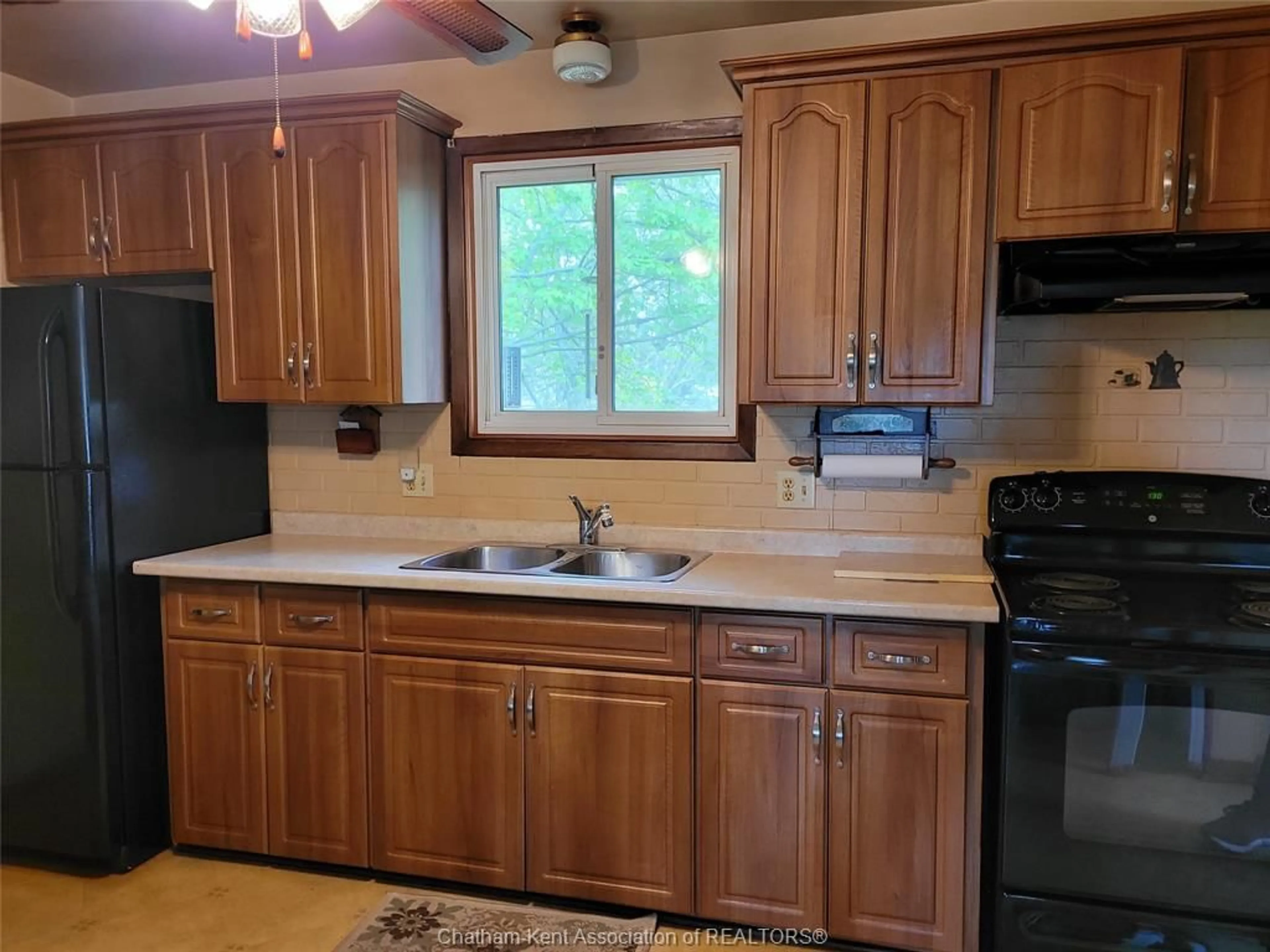 Standard kitchen, unknown for 13 Maple St, Wallaceburg Ontario N8A 4R9