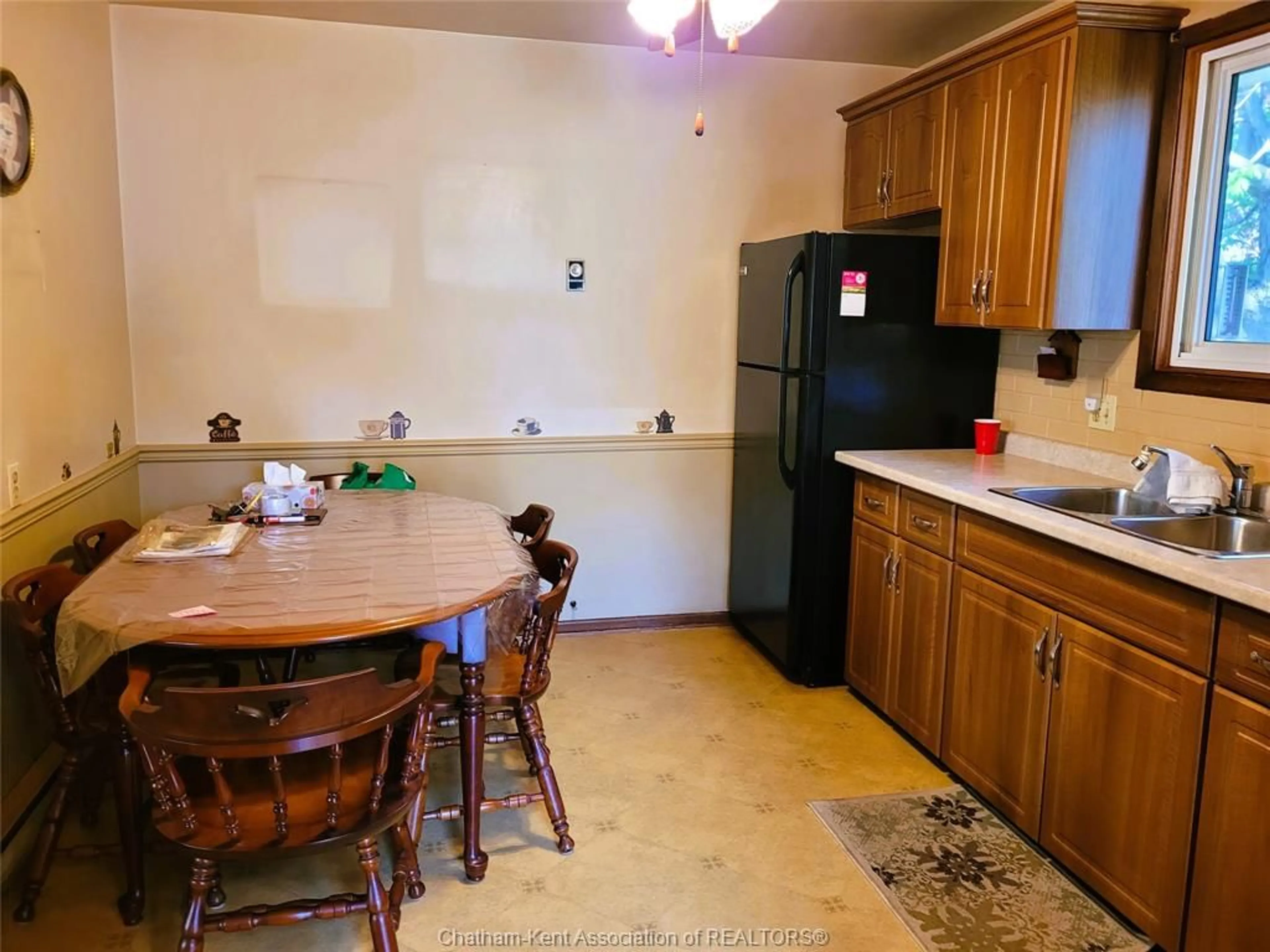 Standard kitchen, unknown for 13 Maple St, Wallaceburg Ontario N8A 4R9