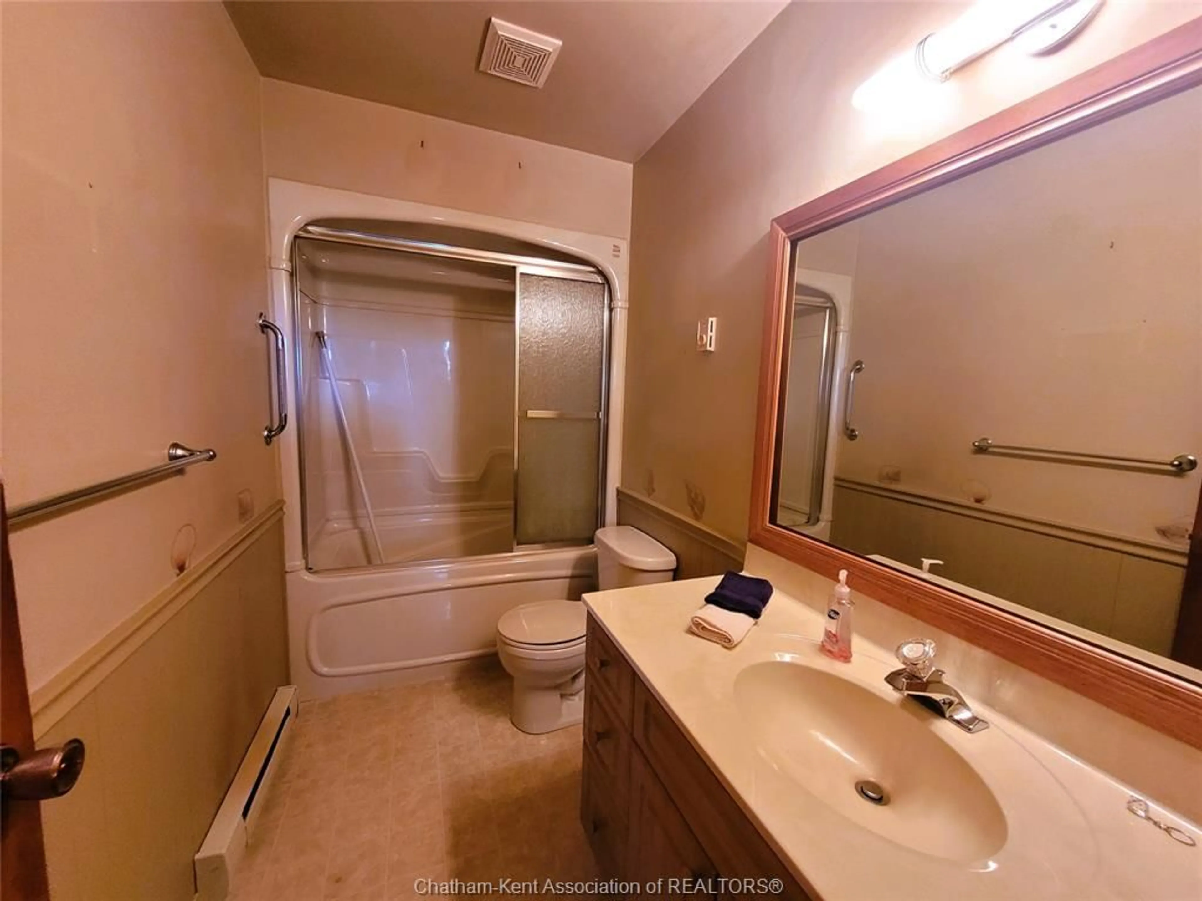 Standard bathroom, ceramic/tile floor for 13 Maple St, Wallaceburg Ontario N8A 4R9
