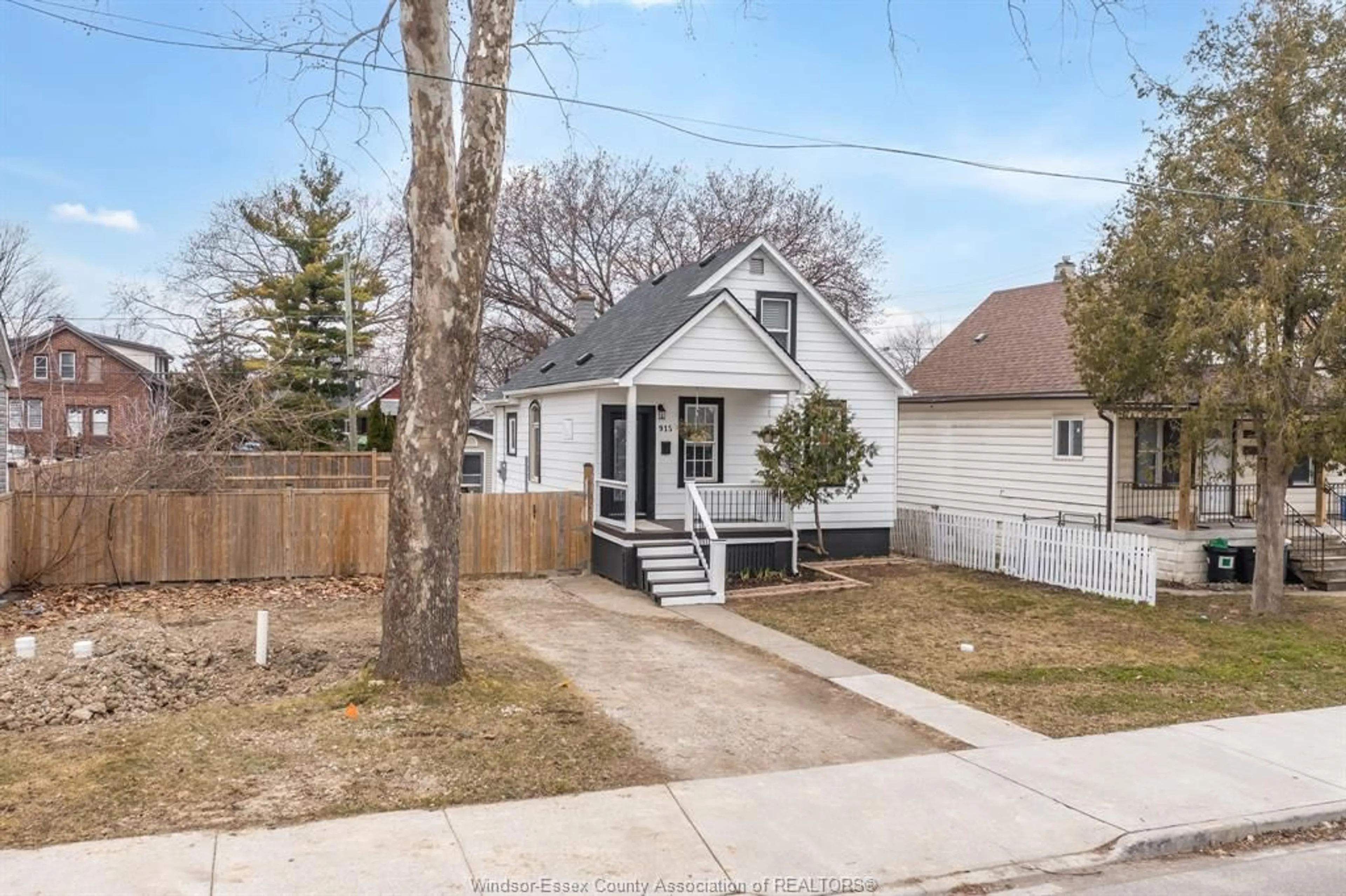 A pic from outside/outdoor area/front of a property/back of a property/a pic from drone, street for 915 MCKAY Ave, Windsor Ontario N9B 2A4