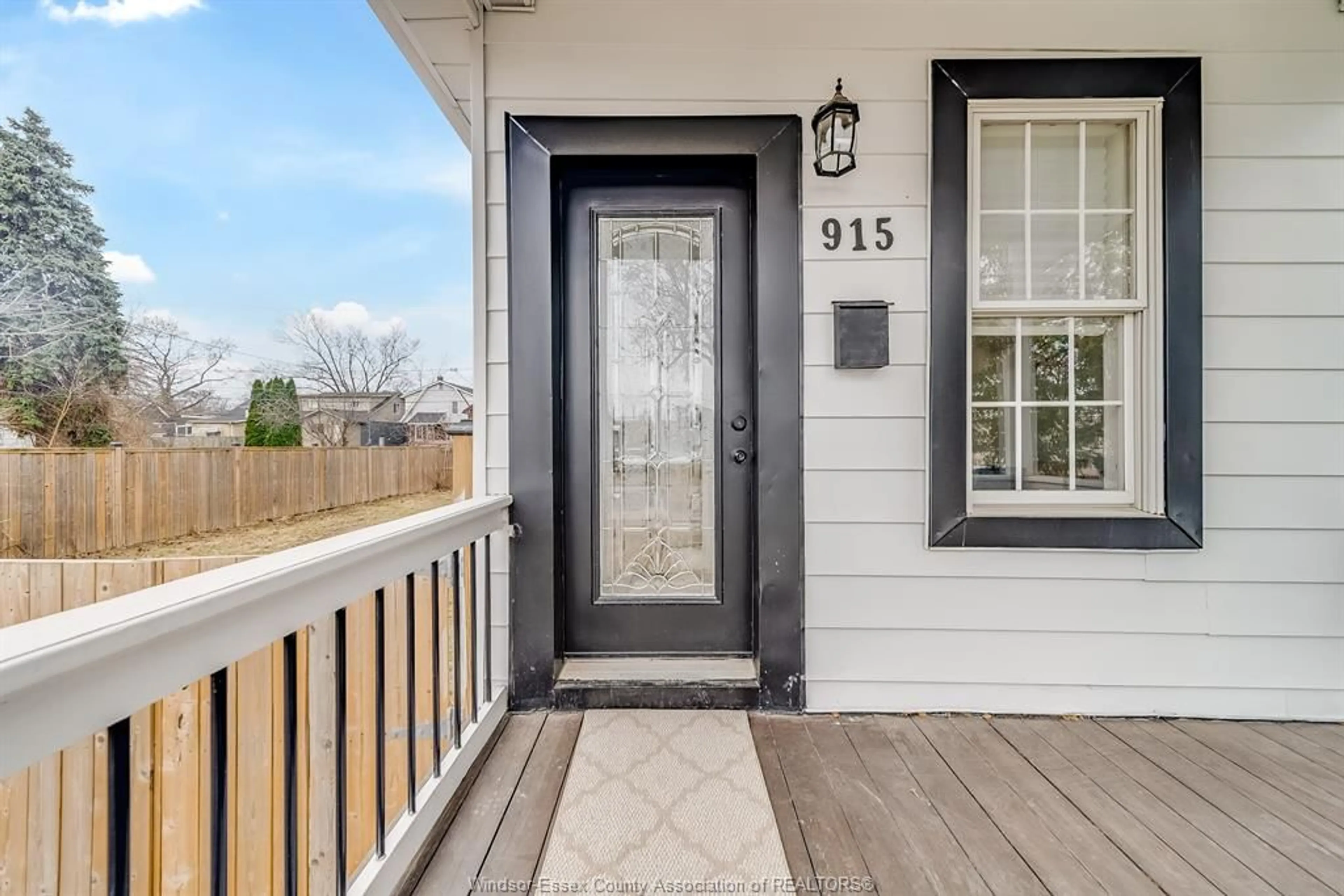 Indoor entryway for 915 MCKAY Ave, Windsor Ontario N9B 2A4