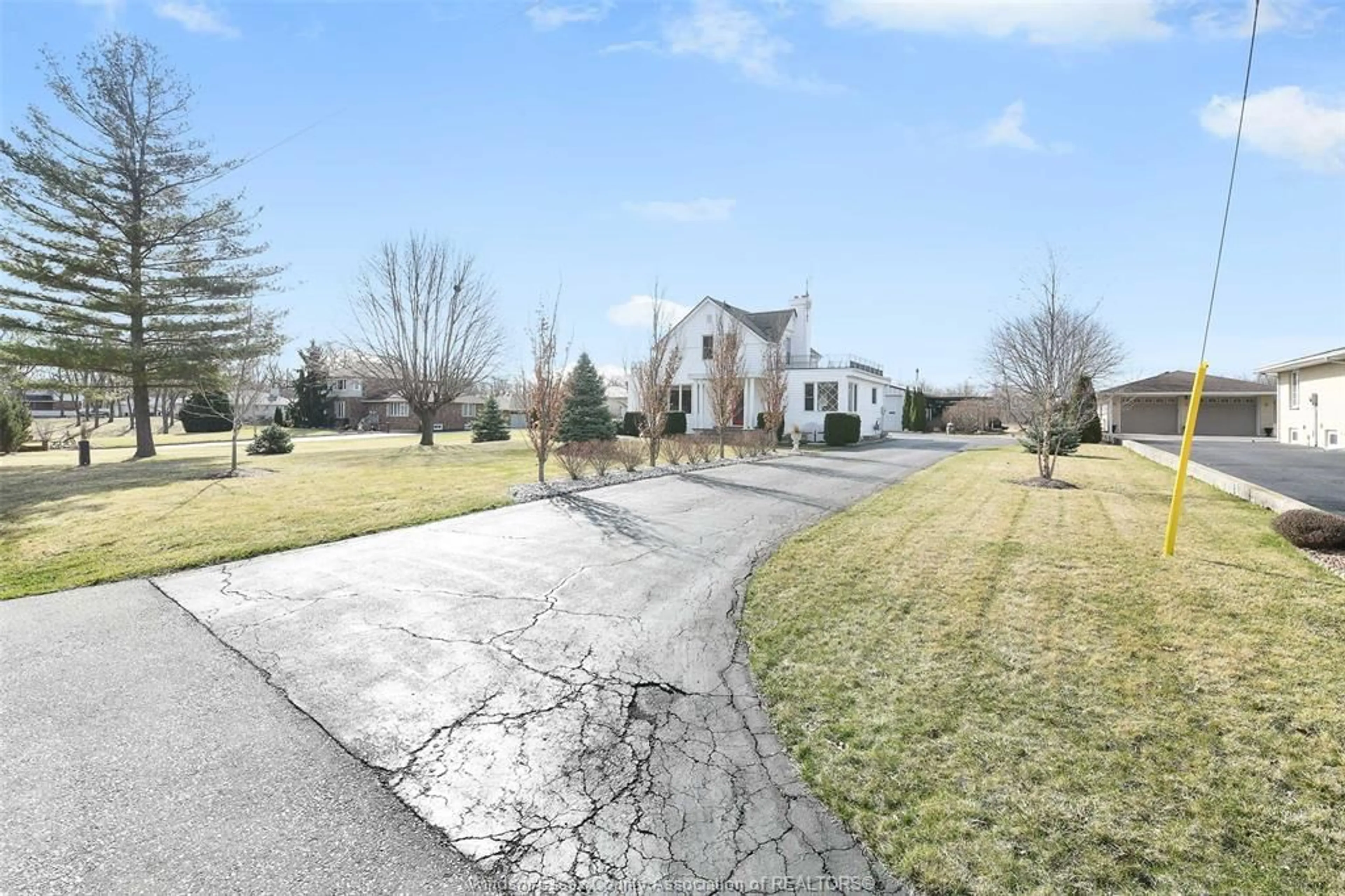 A pic from outside/outdoor area/front of a property/back of a property/a pic from drone, street for 827 TEXAS Rd, Amherstburg Ontario N9V 3R3
