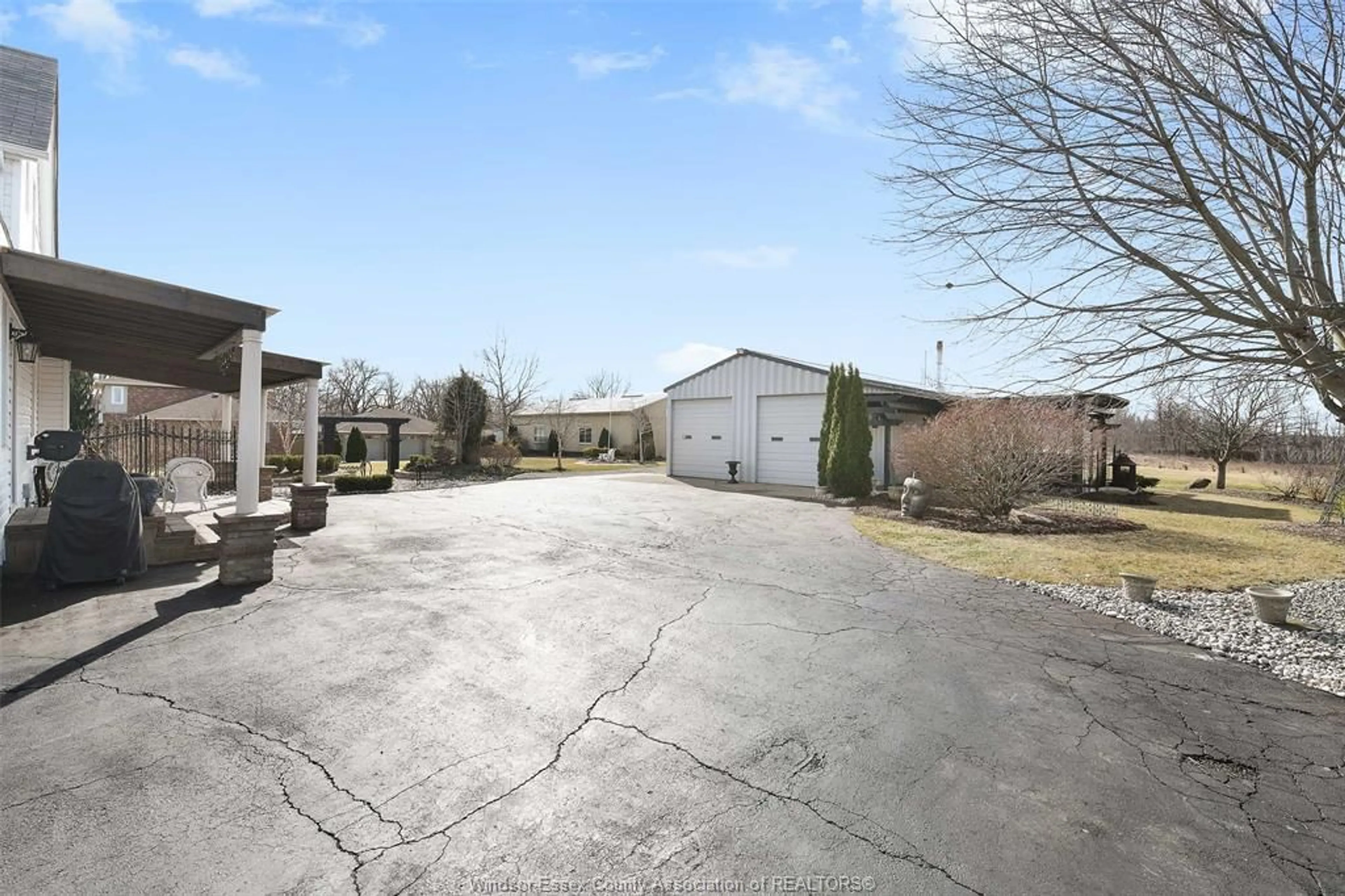 A pic from outside/outdoor area/front of a property/back of a property/a pic from drone, street for 827 TEXAS Rd, Amherstburg Ontario N9V 3R3
