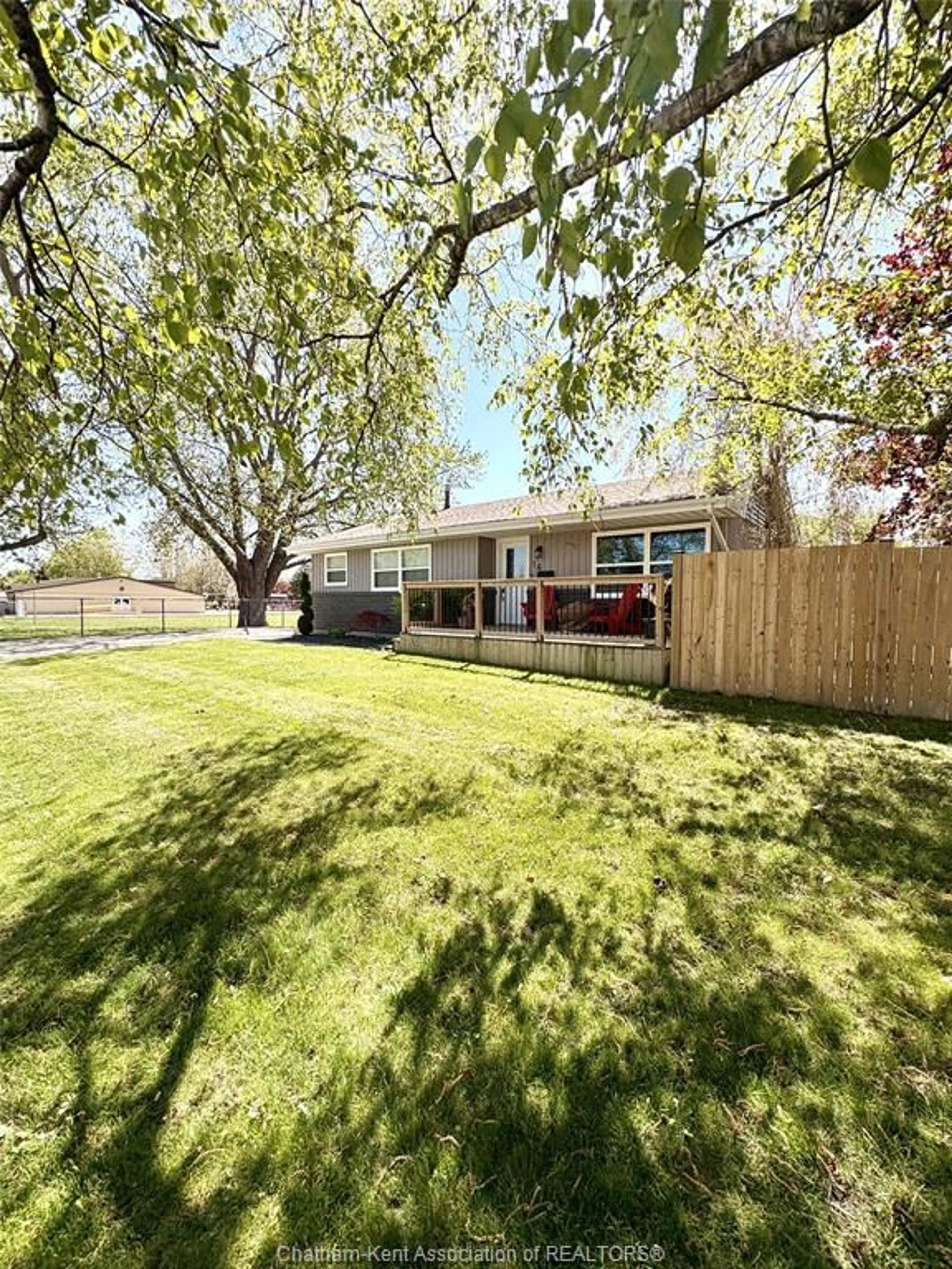 A pic from outside/outdoor area/front of a property/back of a property/a pic from drone, unknown for 16 Lawrence Ave, Wallaceburg Ontario N8A 2B3