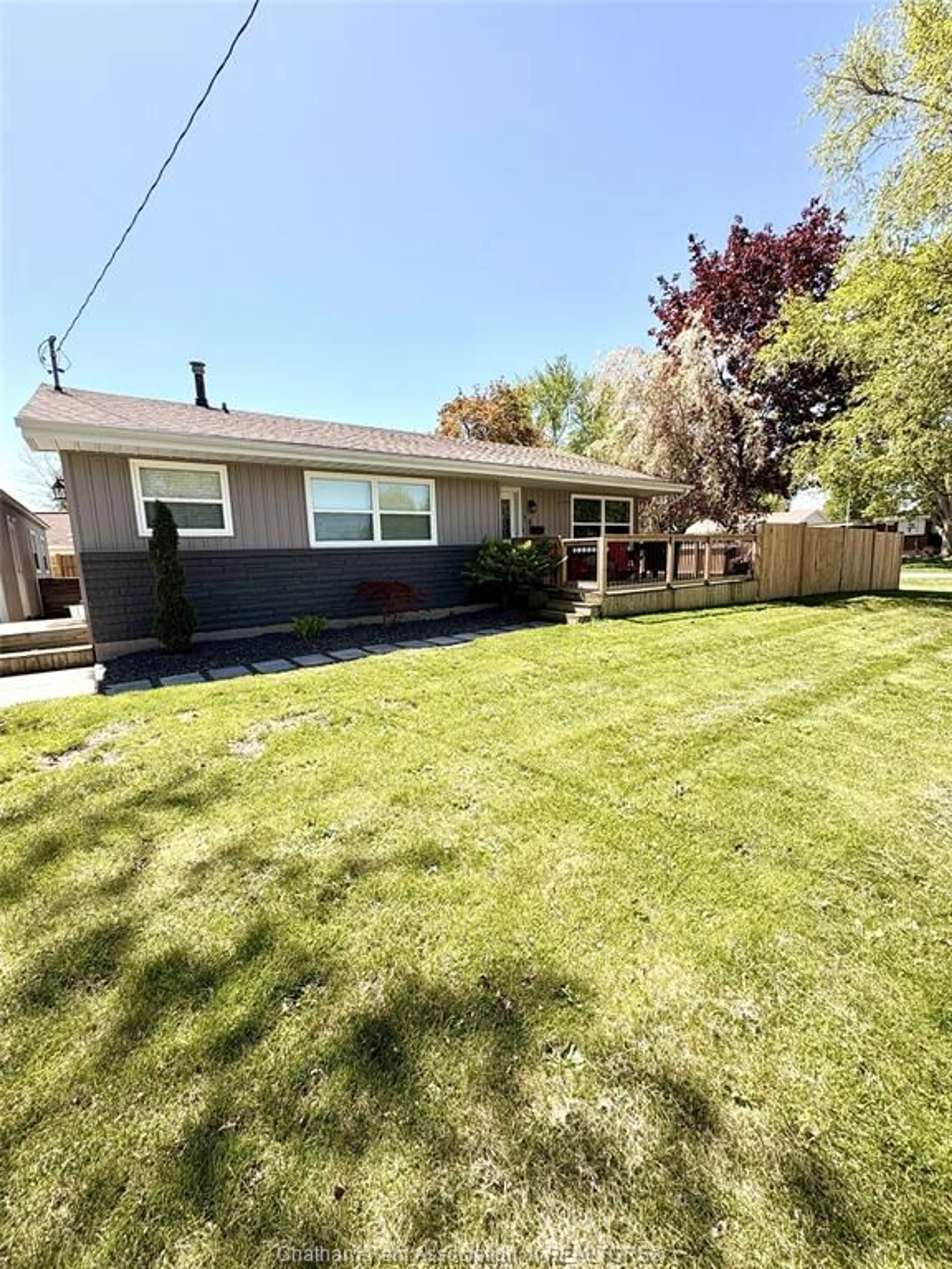 Home with vinyl exterior material, street for 16 Lawrence Ave, Wallaceburg Ontario N8A 2B3