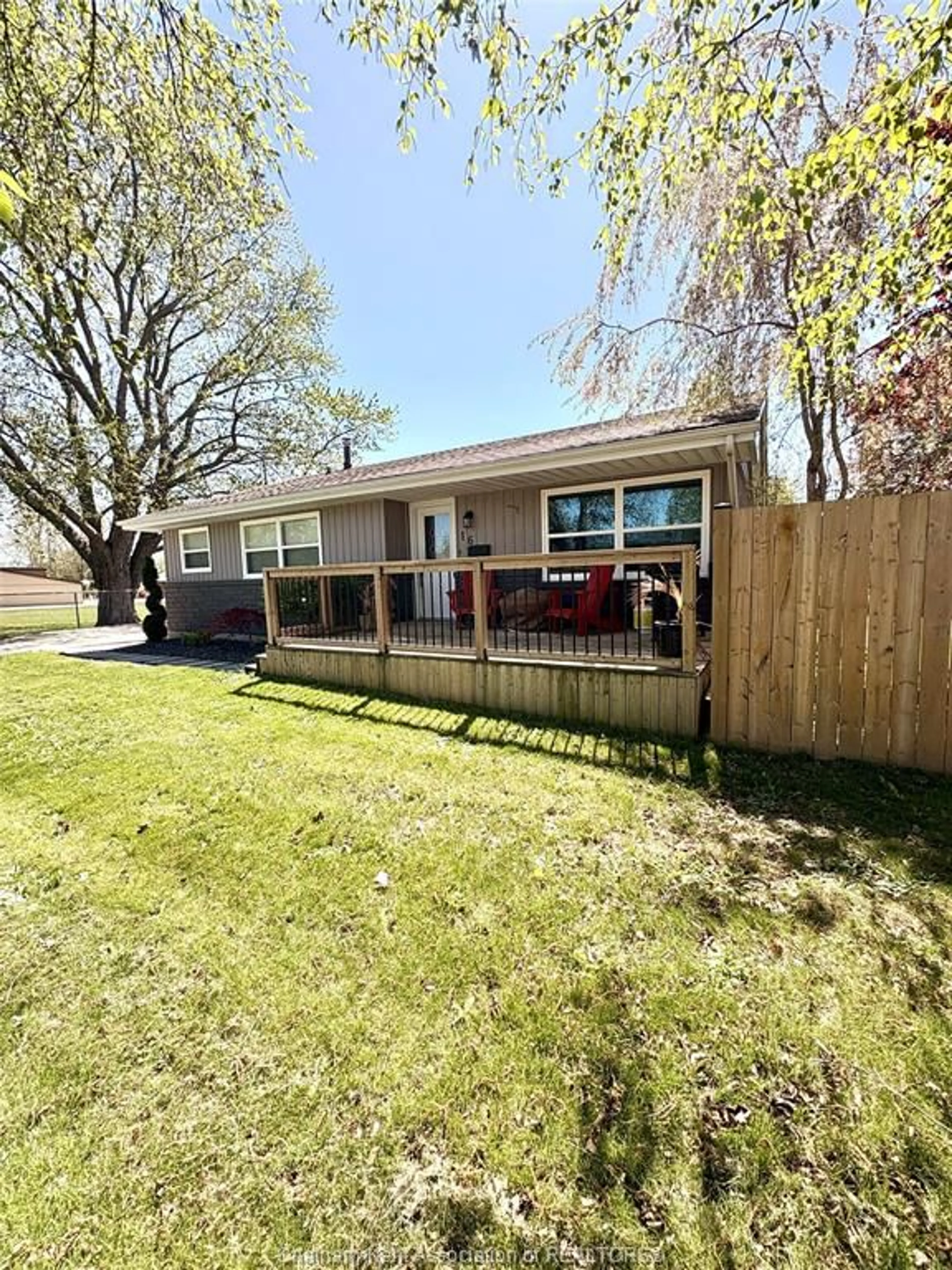 A pic from outside/outdoor area/front of a property/back of a property/a pic from drone, street for 16 Lawrence Ave, Wallaceburg Ontario N8A 2B3