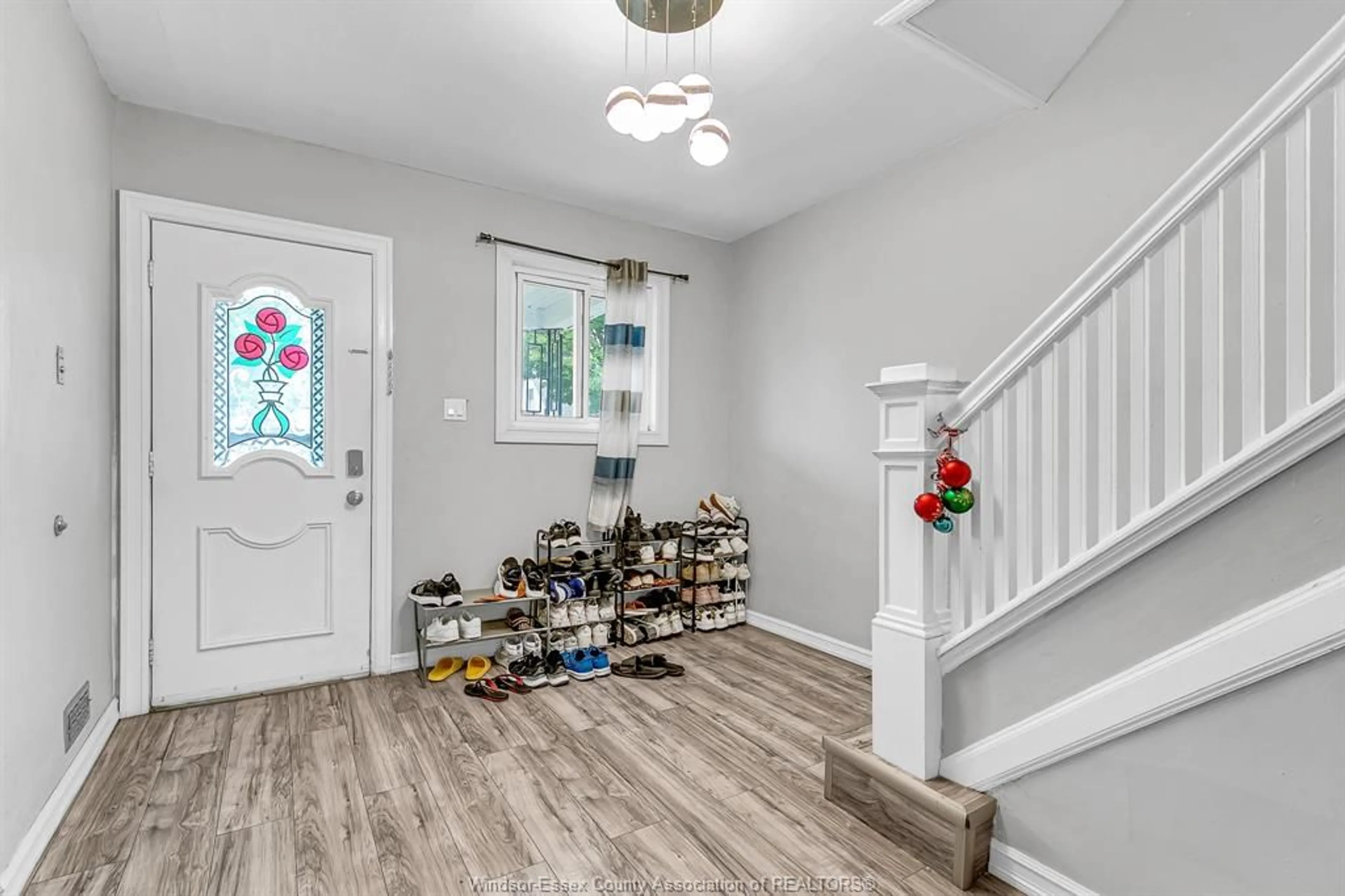 Indoor entryway for 932 HALL Ave, Windsor Ontario N9A 2M5