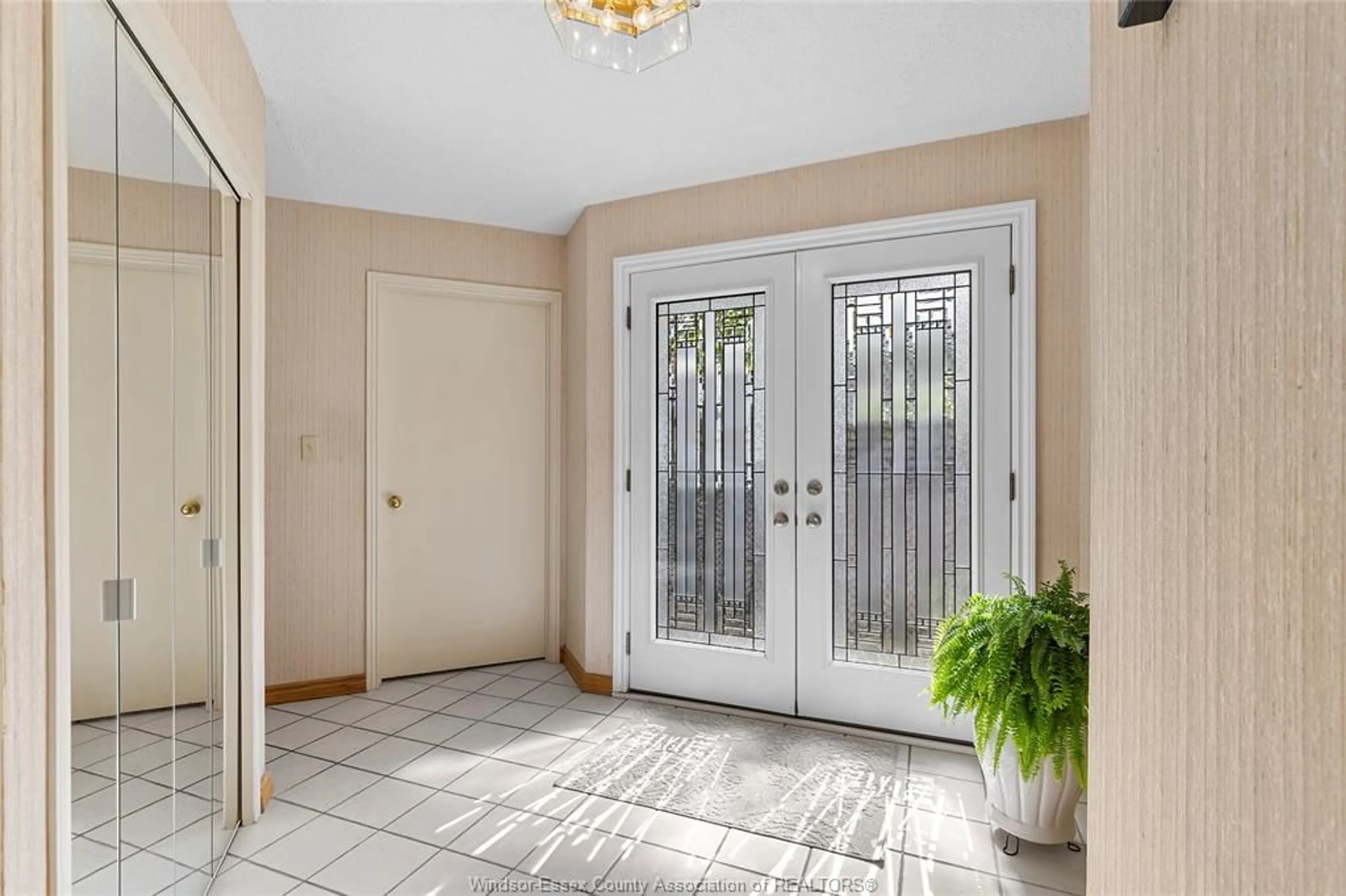 Indoor entryway for 143 MARINE Dr, Tecumseh Ontario N8N 4K1