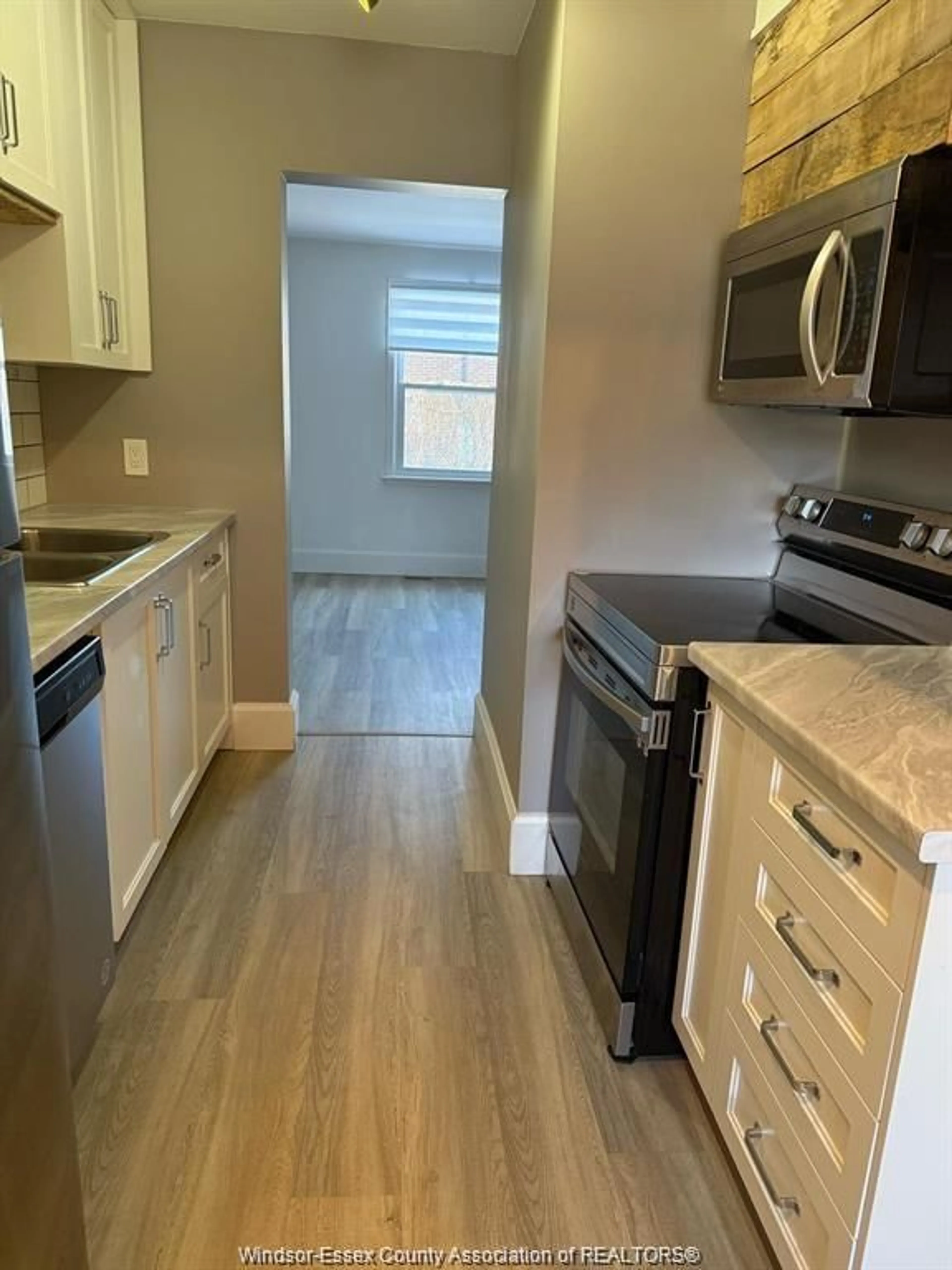 Standard kitchen, unknown for 27 ORCHARD Pl, Chatham Ontario N7M 1A7