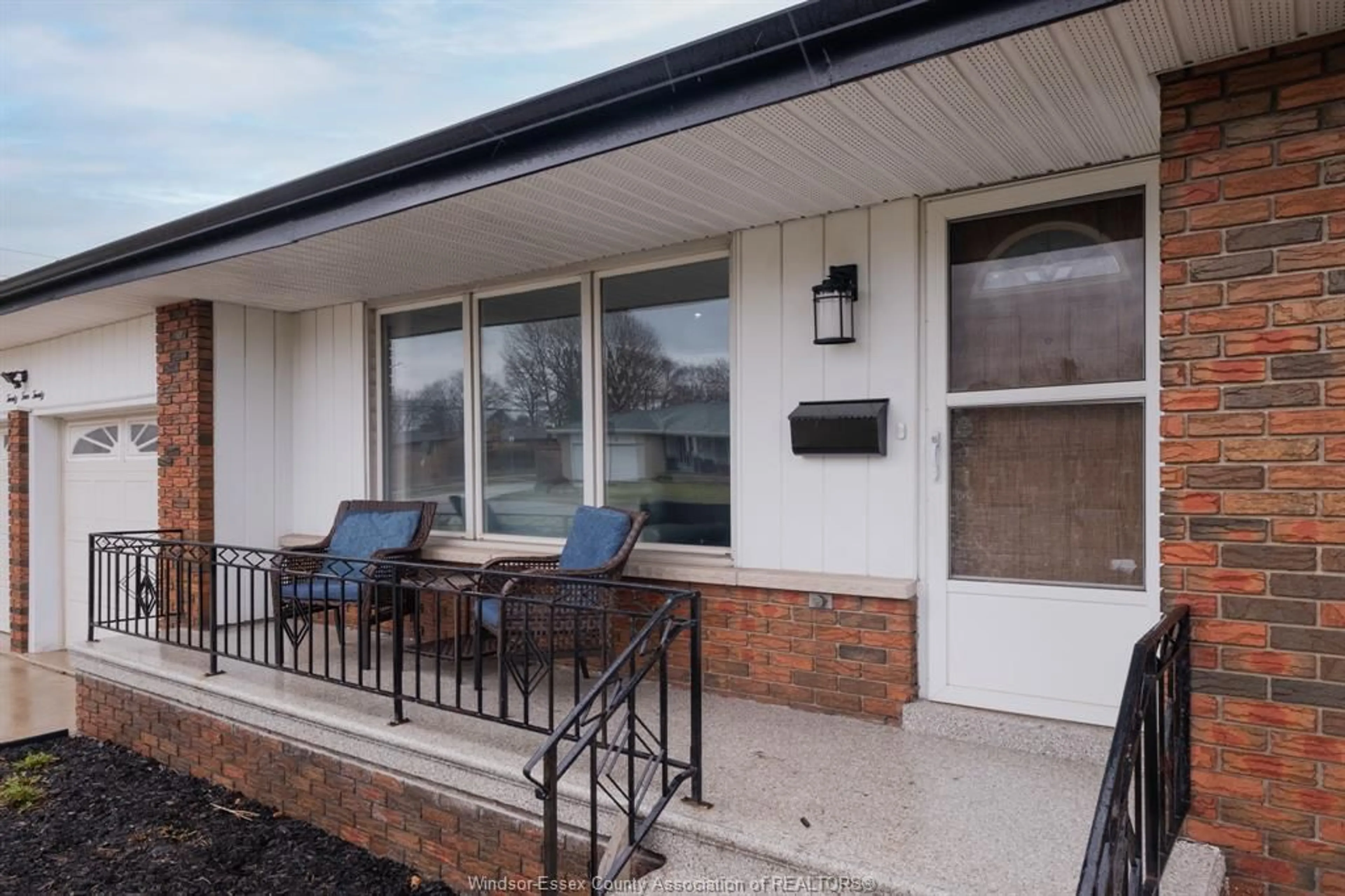 Patio, street for 2420 EVERTS, Windsor Ontario N9E 2T7