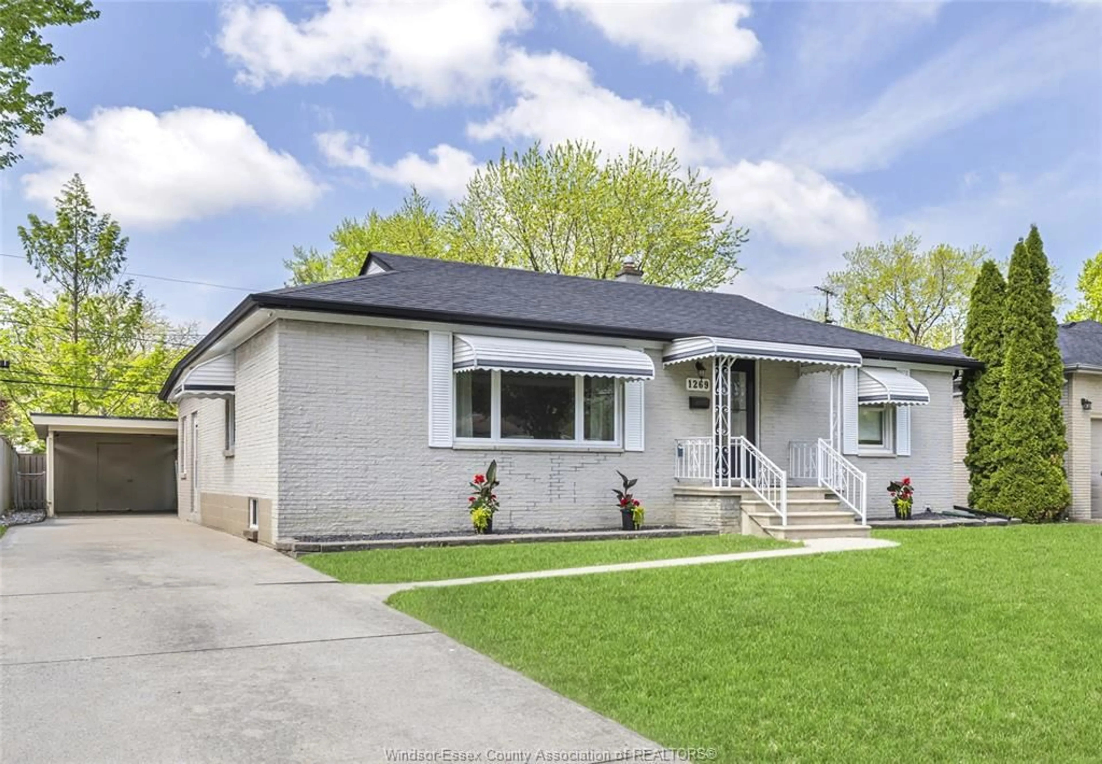 Home with vinyl exterior material, street for 1269 VIRGINIA Ave, Windsor Ontario N8S 2Z1