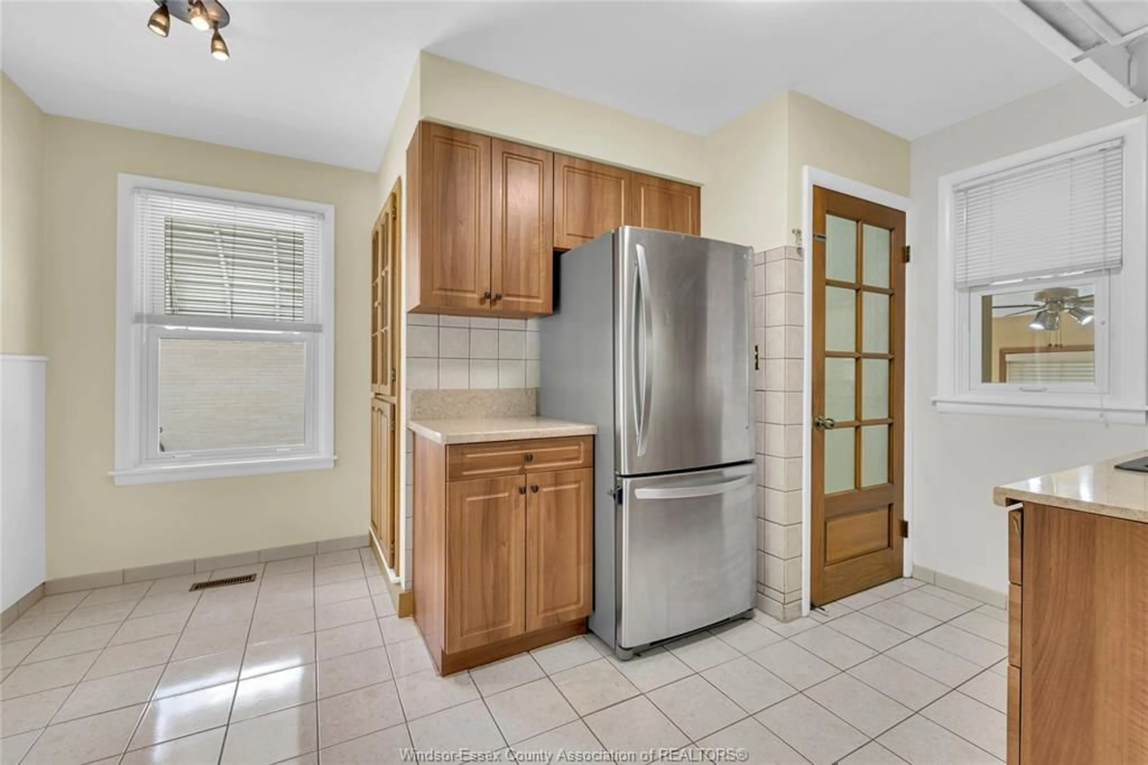 Standard kitchen, ceramic/tile floor for 1269 VIRGINIA Ave, Windsor Ontario N8S 2Z1