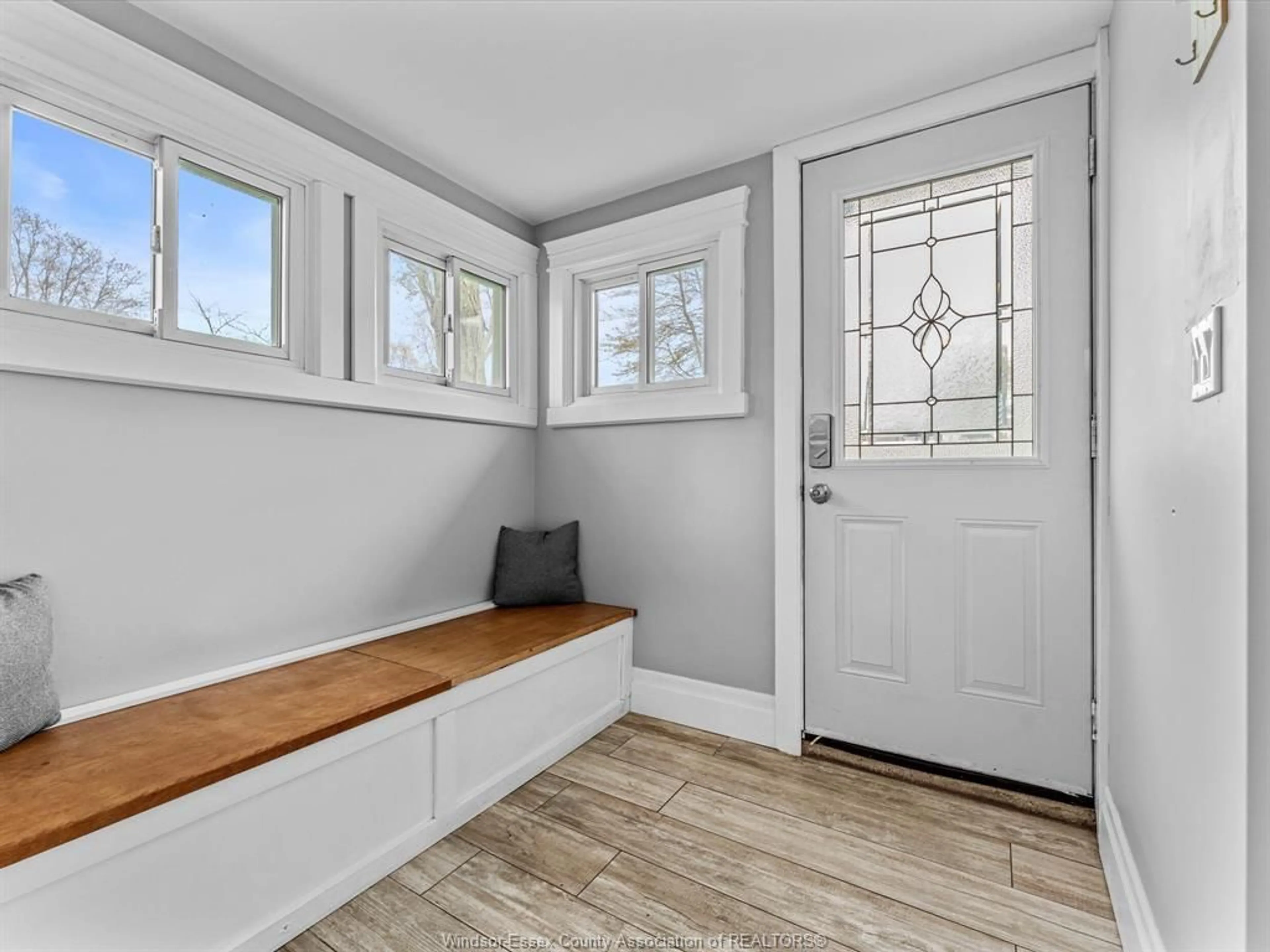 Indoor entryway for 101 CHELSEA, Kingsville Ontario N9Y 3X3