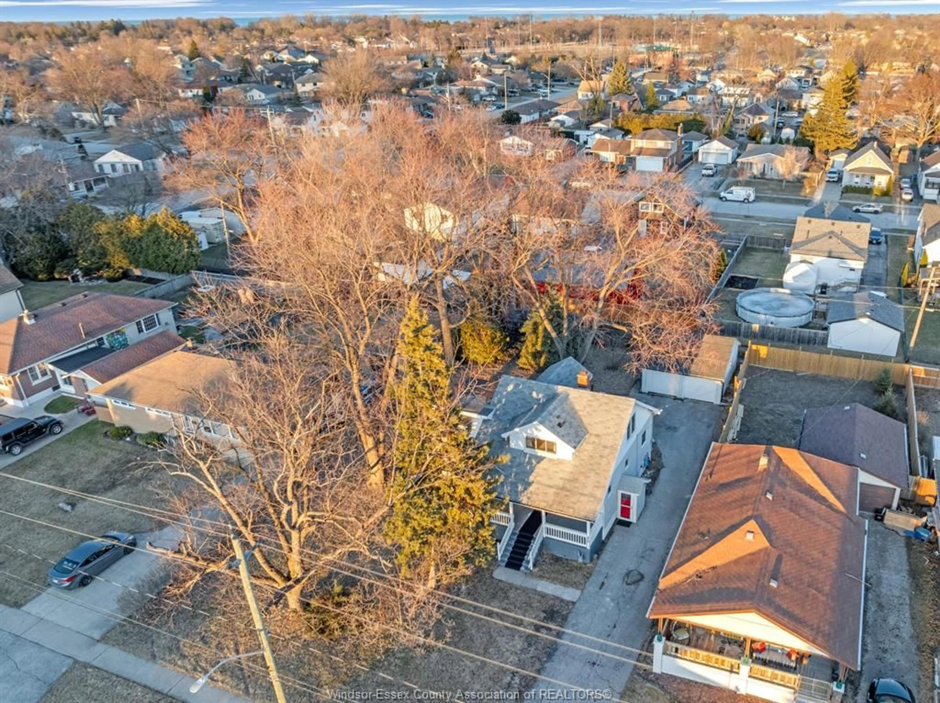 A pic from outside/outdoor area/front of a property/back of a property/a pic from drone, city buildings view from balcony for 630 LESPERANCE Rd, Tecumseh Ontario N8N 1W6