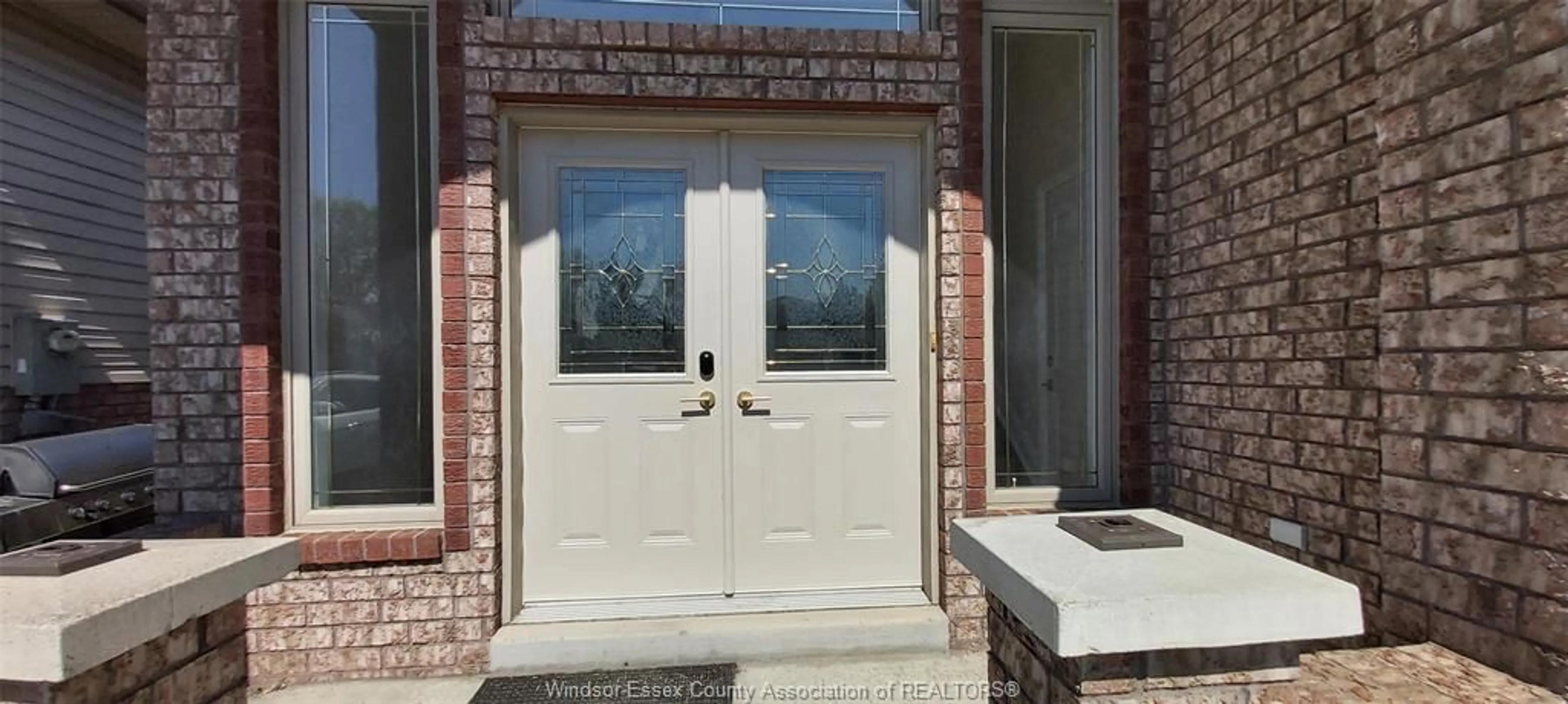 Indoor entryway for 2448 ASKIN Ave, Windsor Ontario N9E 4Z1
