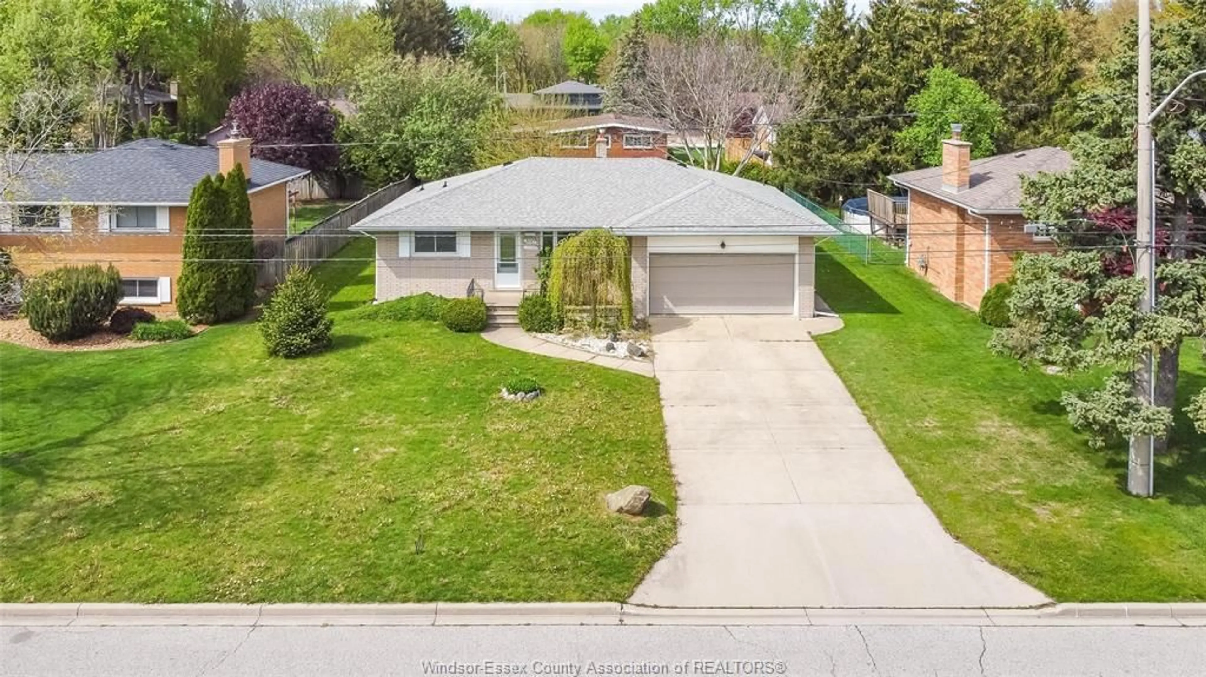 A pic from outside/outdoor area/front of a property/back of a property/a pic from drone, street for 890 WALLACE Ave, Windsor Ontario N9G 2P3
