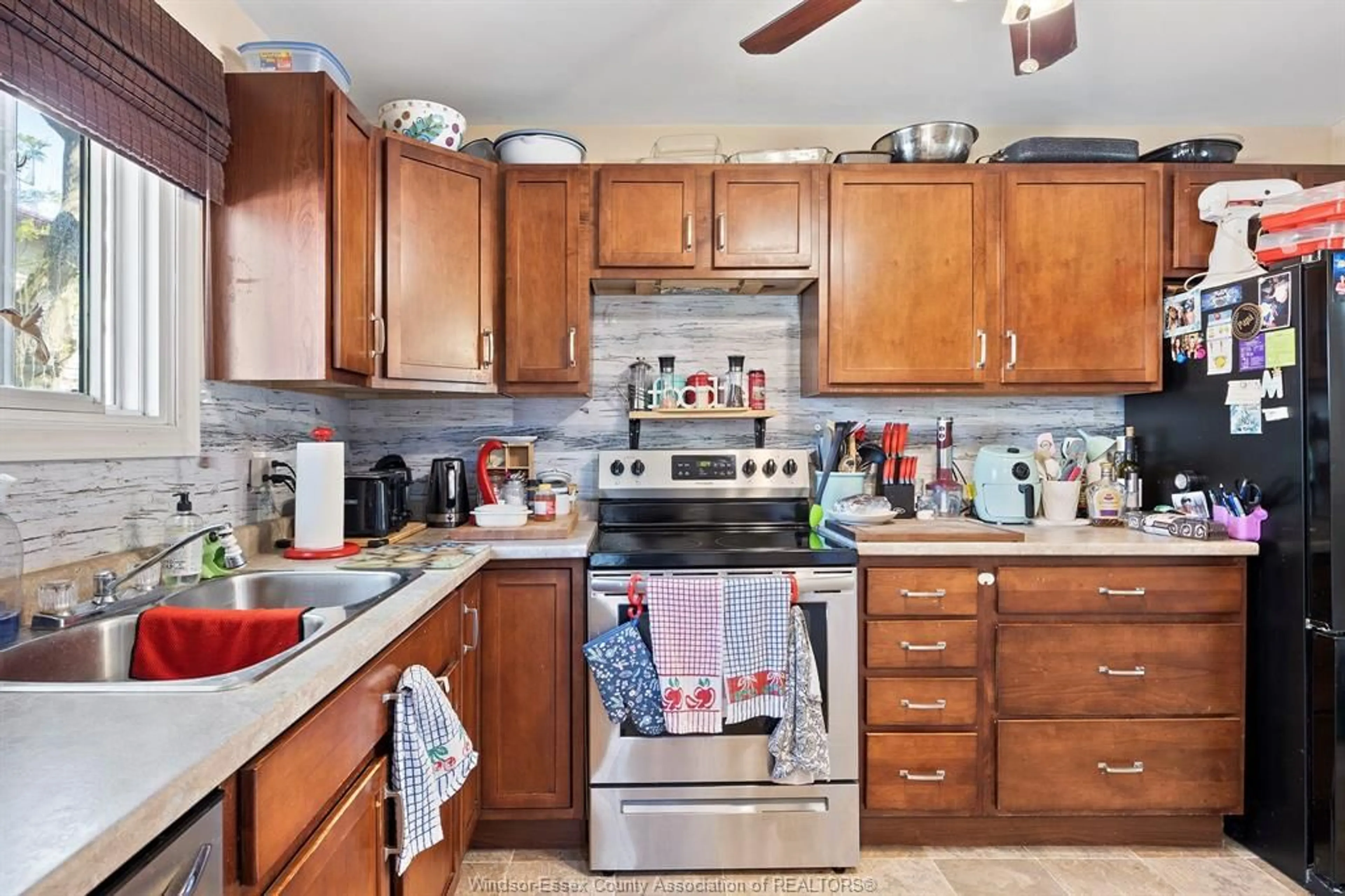 Standard kitchen, ceramic/tile floor for 1183 HEATHFIELD, Windsor Ontario N8S 4N9