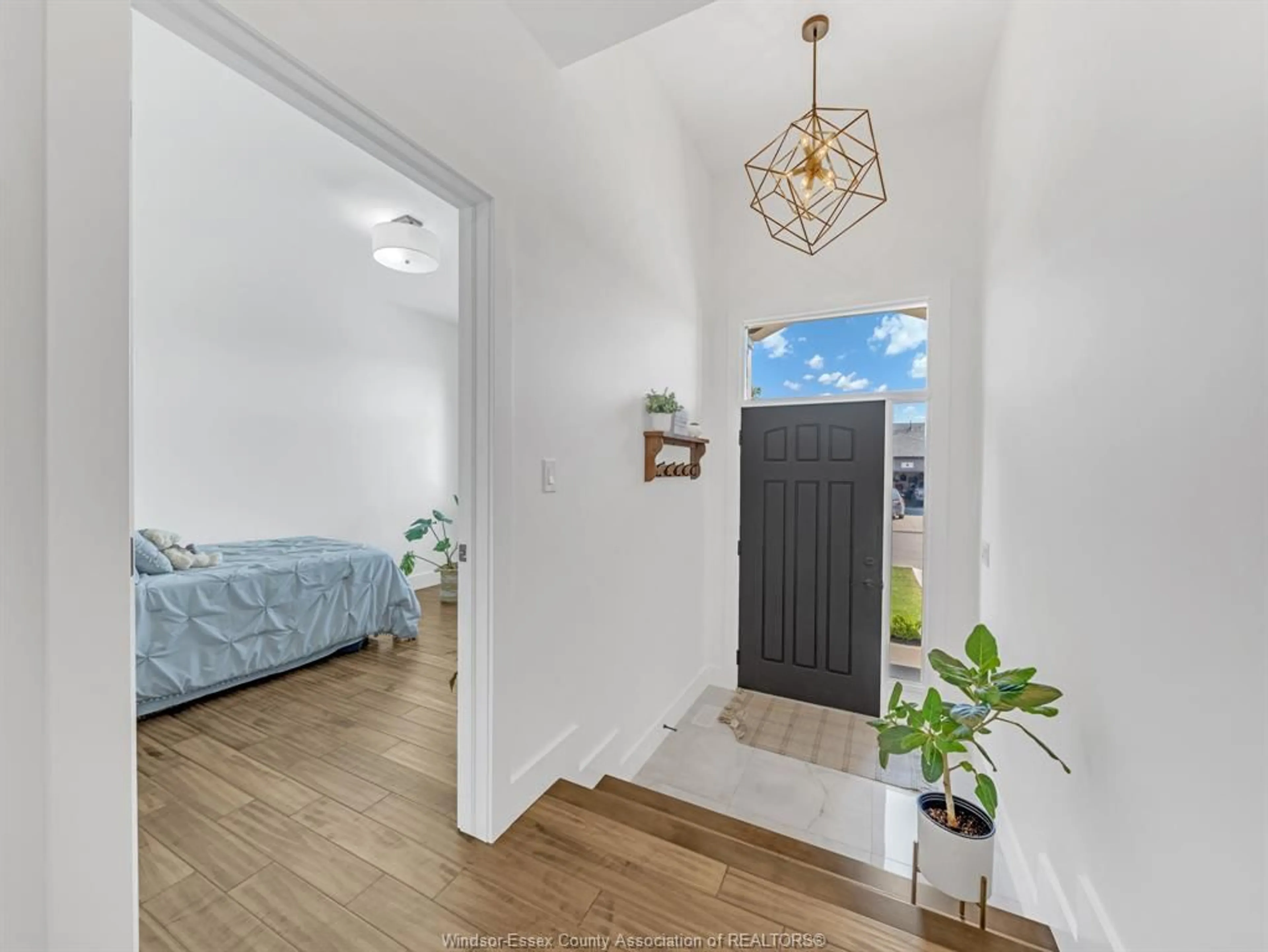 Indoor entryway for 7 Summerville Ave, Leamington Ontario N8H 0C5
