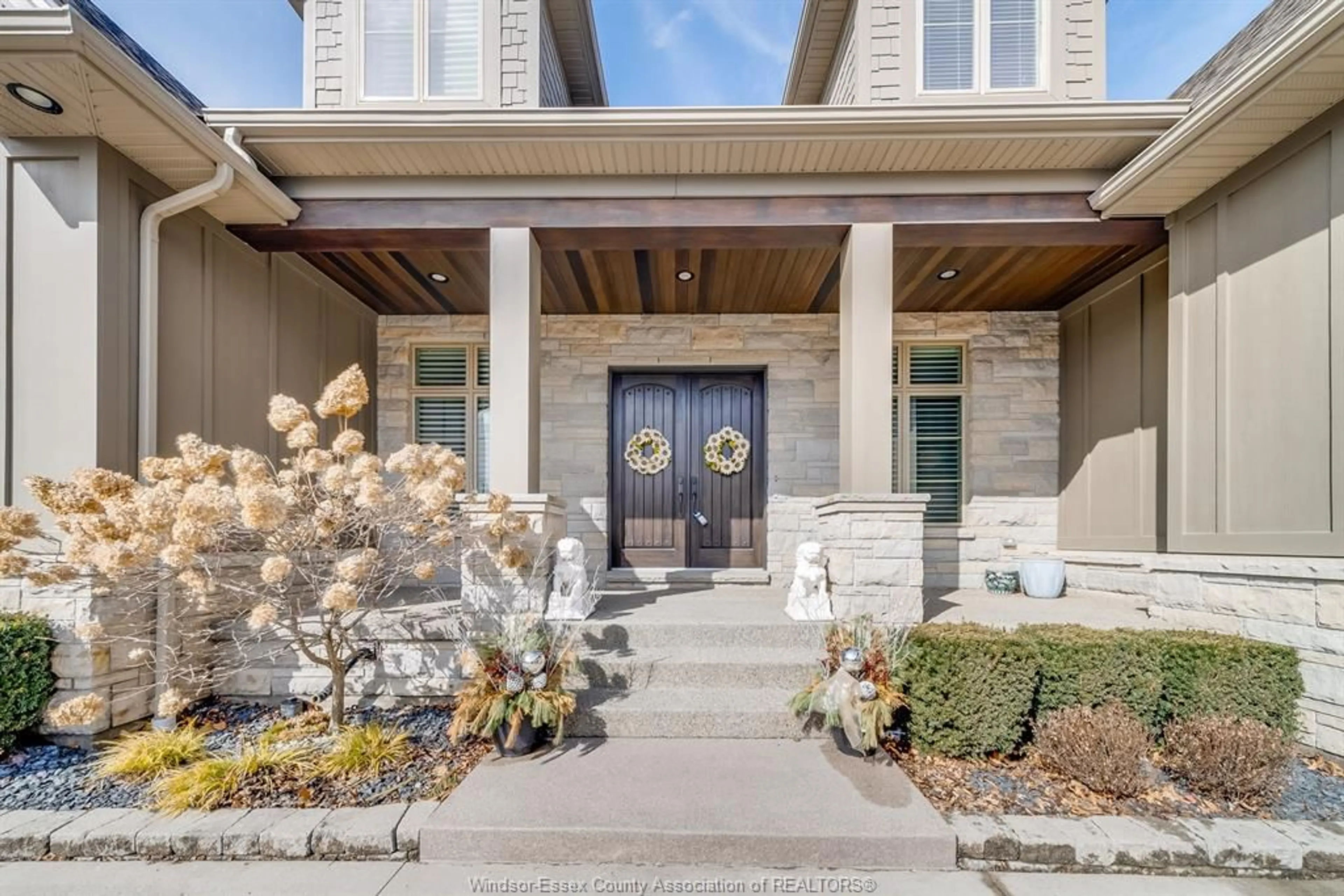 Indoor entryway for 12082 & 12078 RIVERSIDE Dr, Tecumseh Ontario N8P 1A9