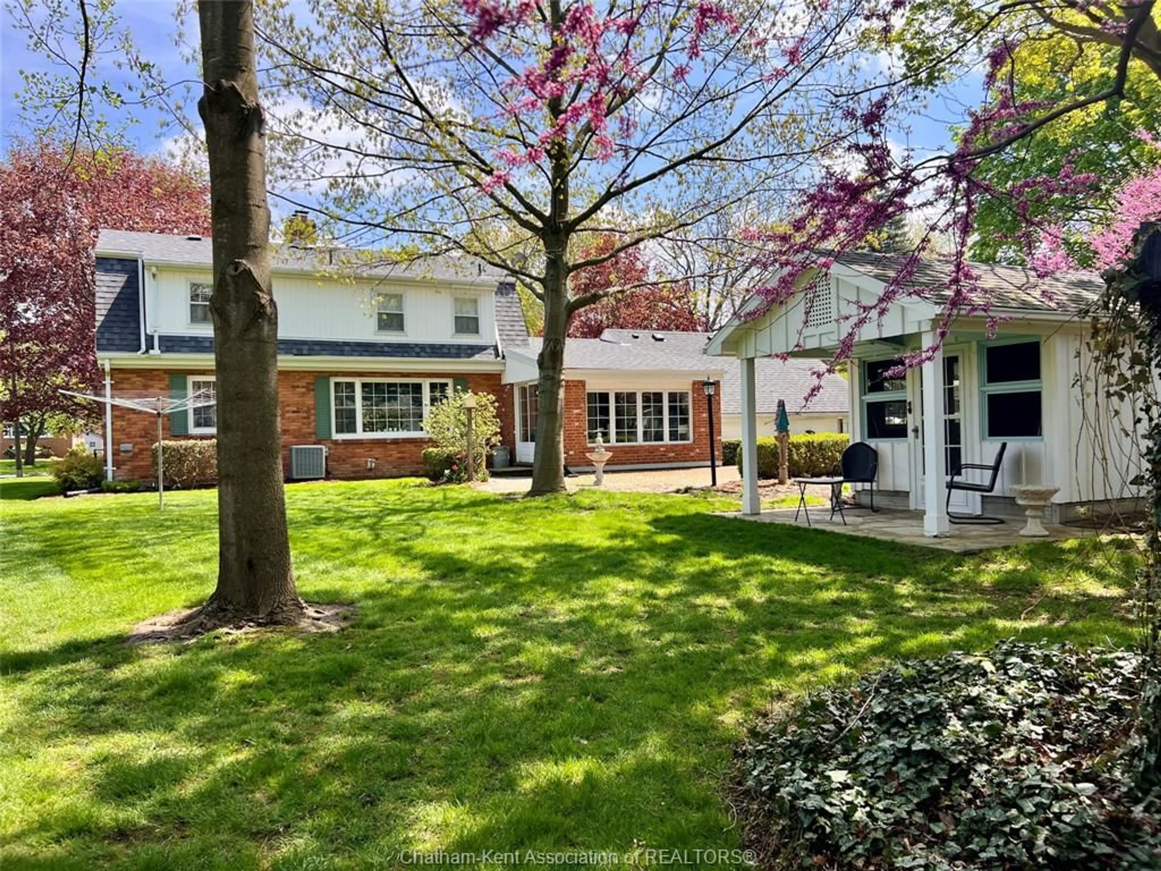 A pic from outside/outdoor area/front of a property/back of a property/a pic from drone, street for 10 Freda St, Ridgetown Ontario N0P 2C0