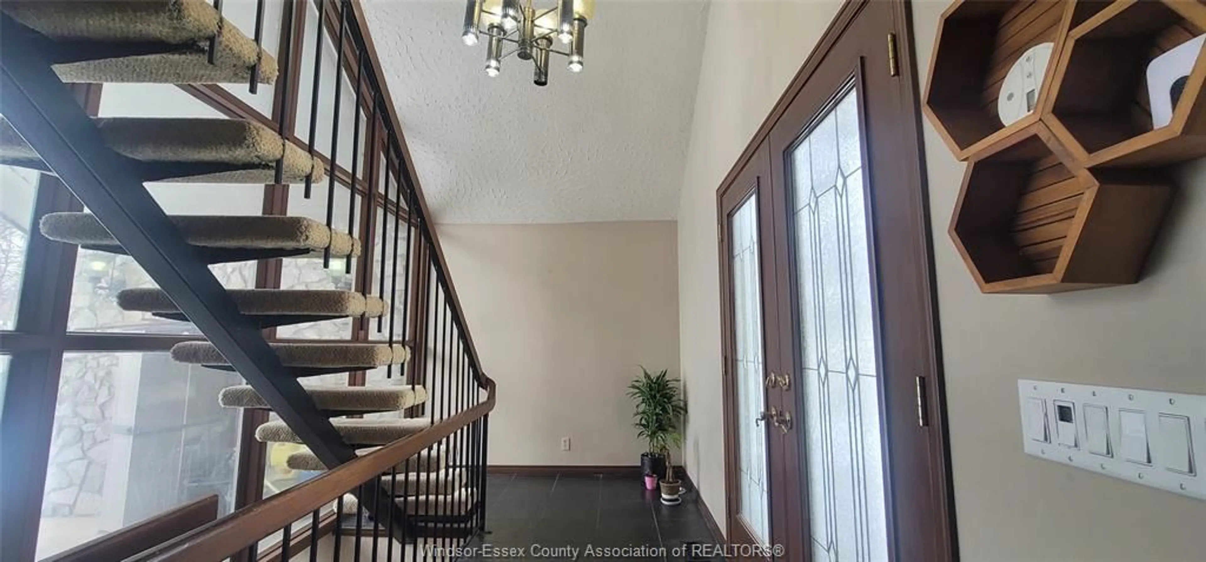 Indoor foyer for 3785 WILCOX, Windsor Ontario N9E 3L1