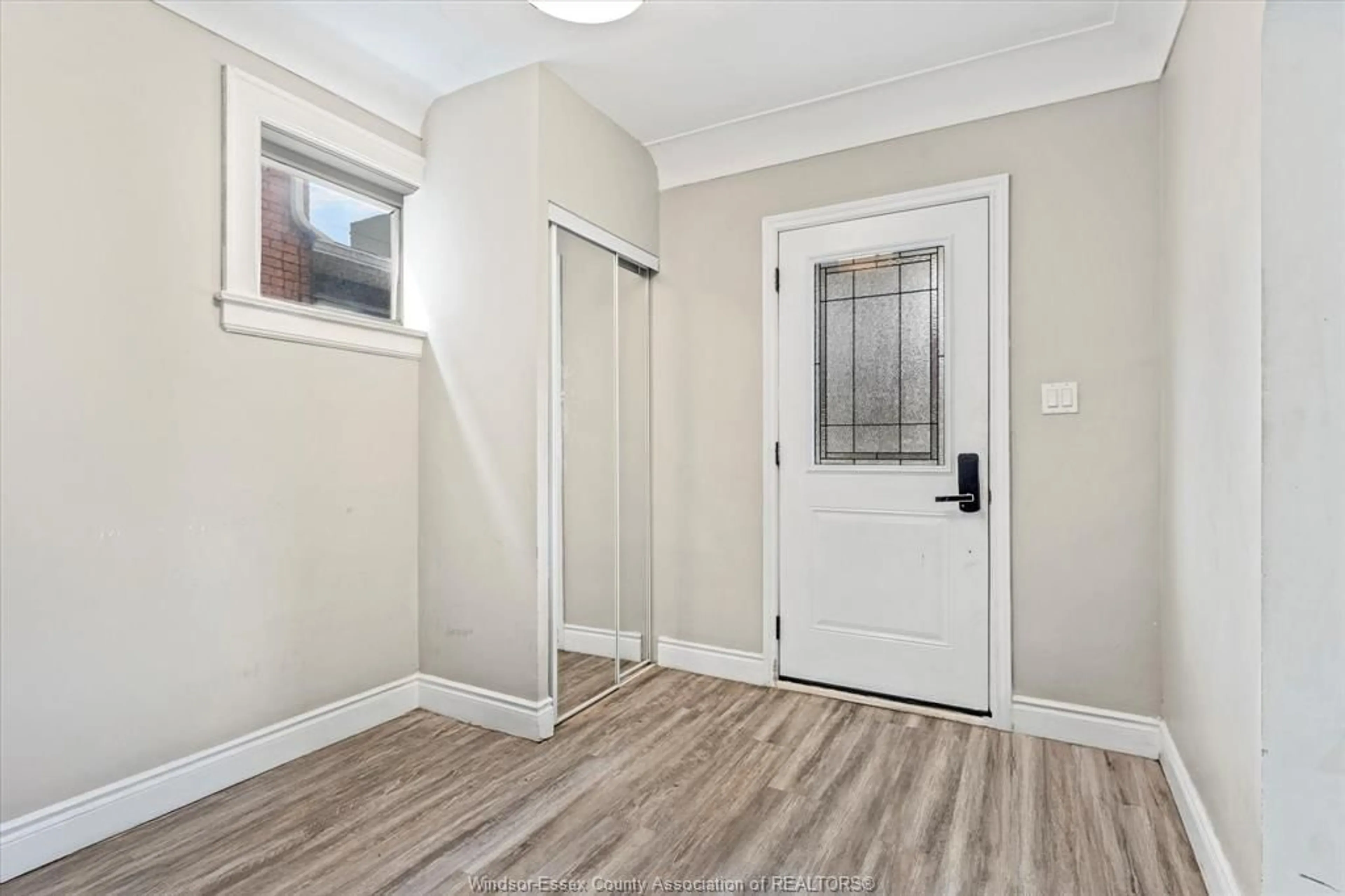 Indoor entryway for 122 MONTROSE St, Windsor Ontario N8X 1A3