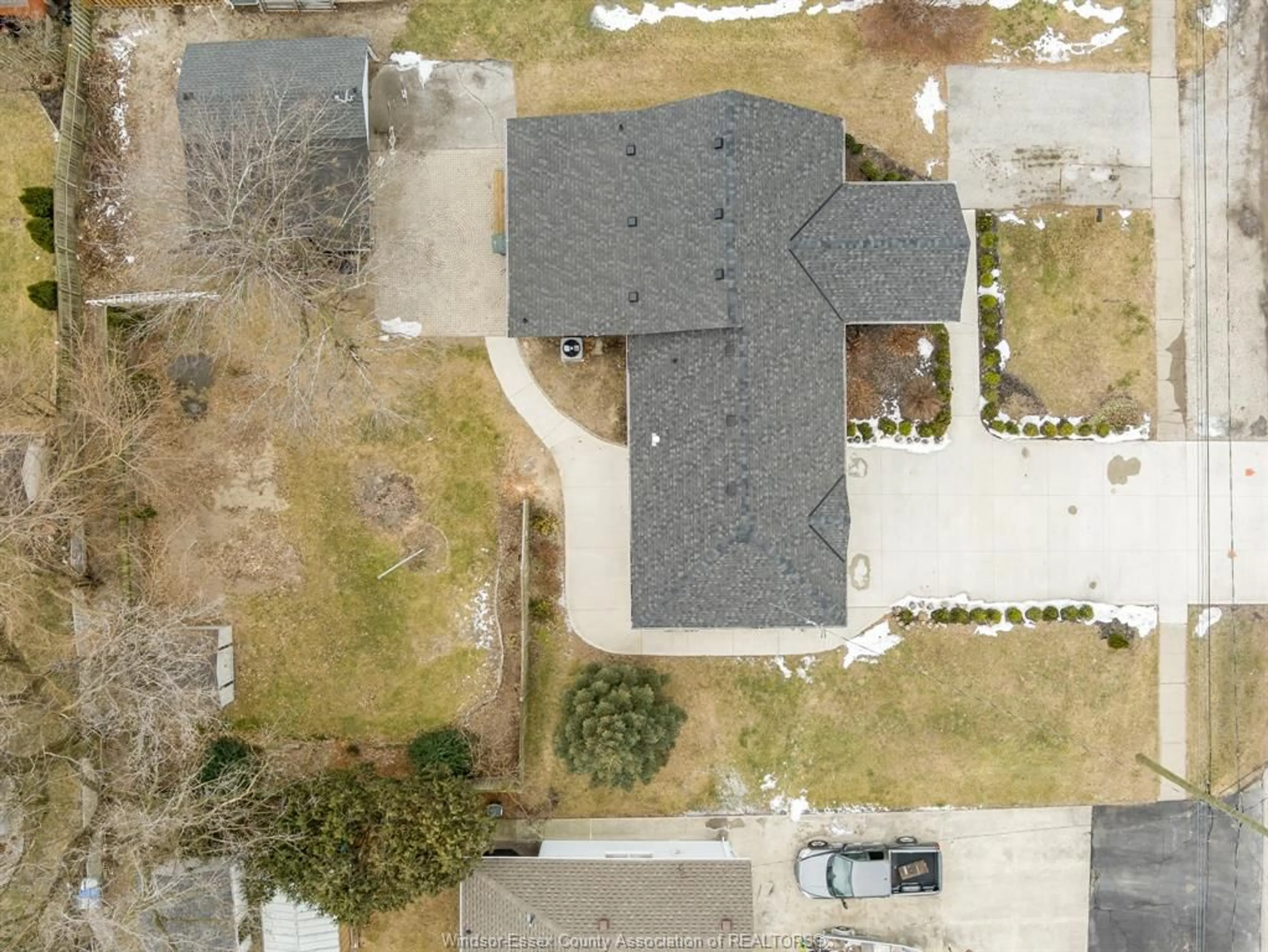 A pic from outside/outdoor area/front of a property/back of a property/a pic from drone, street for 162 REAUME, LaSalle Ontario N9J 1B1