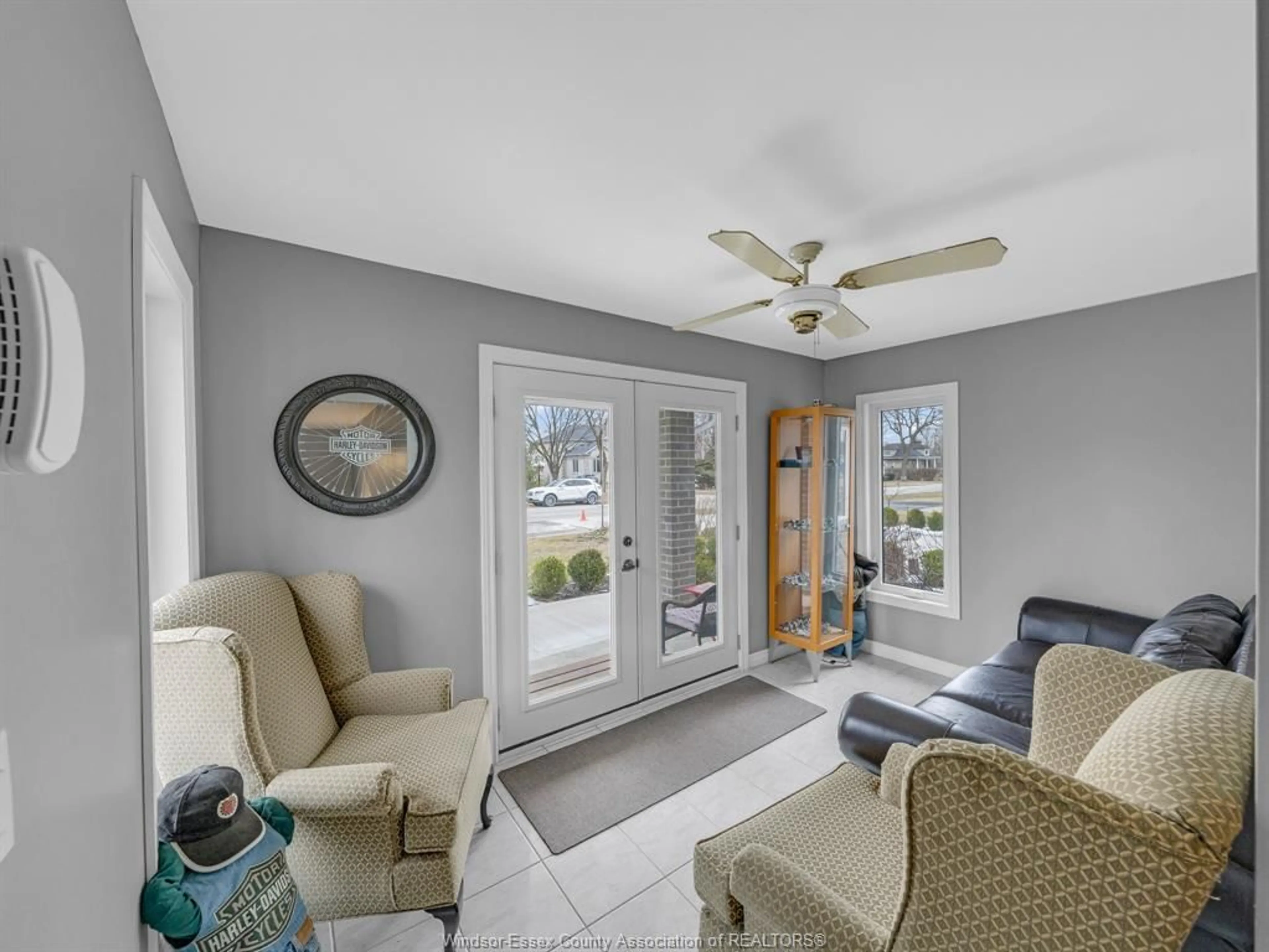 Indoor entryway for 162 REAUME, LaSalle Ontario N9J 1B1