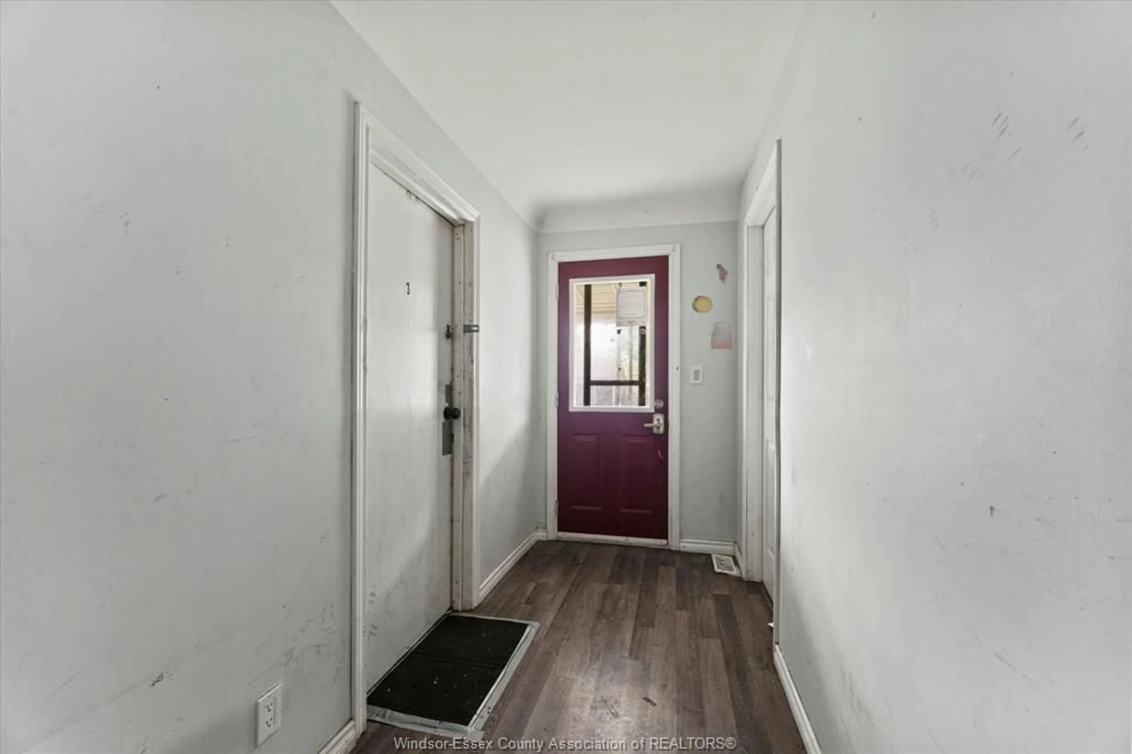 Indoor entryway for 982 BRIDGE Ave, Windsor Ontario N9B 2N1