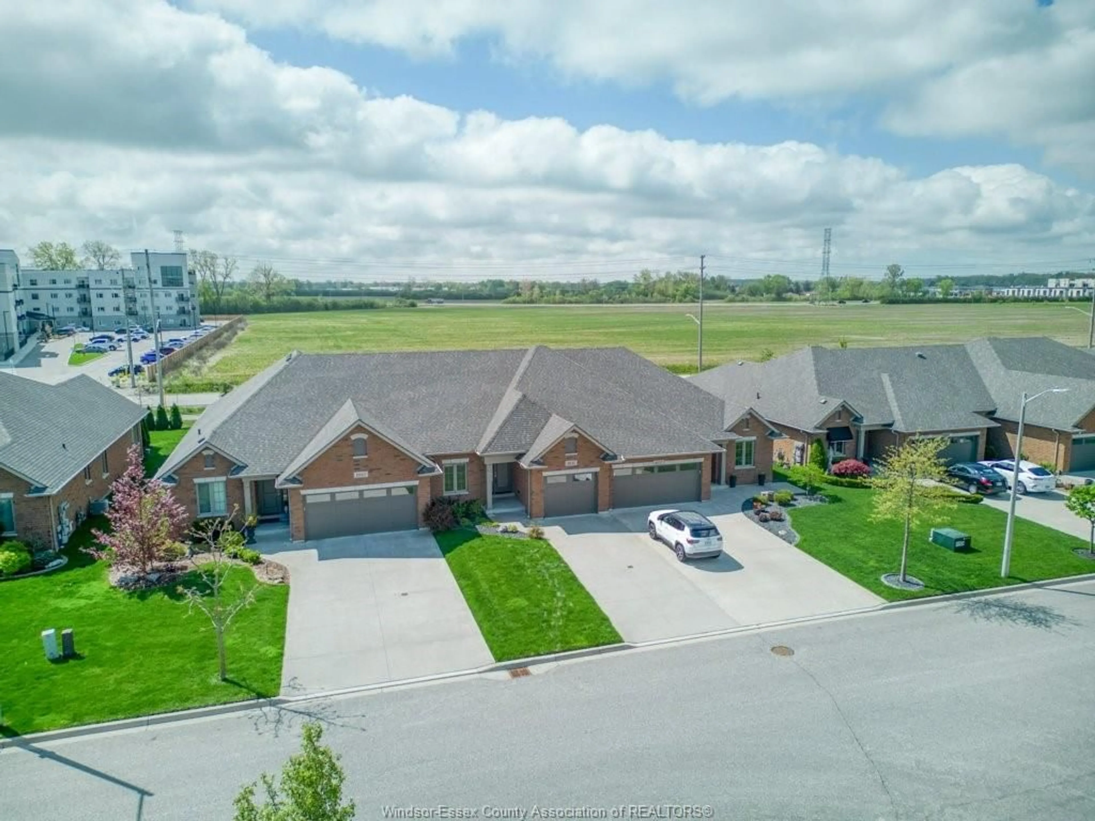 A pic from outside/outdoor area/front of a property/back of a property/a pic from drone, unknown for 1041 BRANOFF St, LaSalle Ontario N9H 0G5