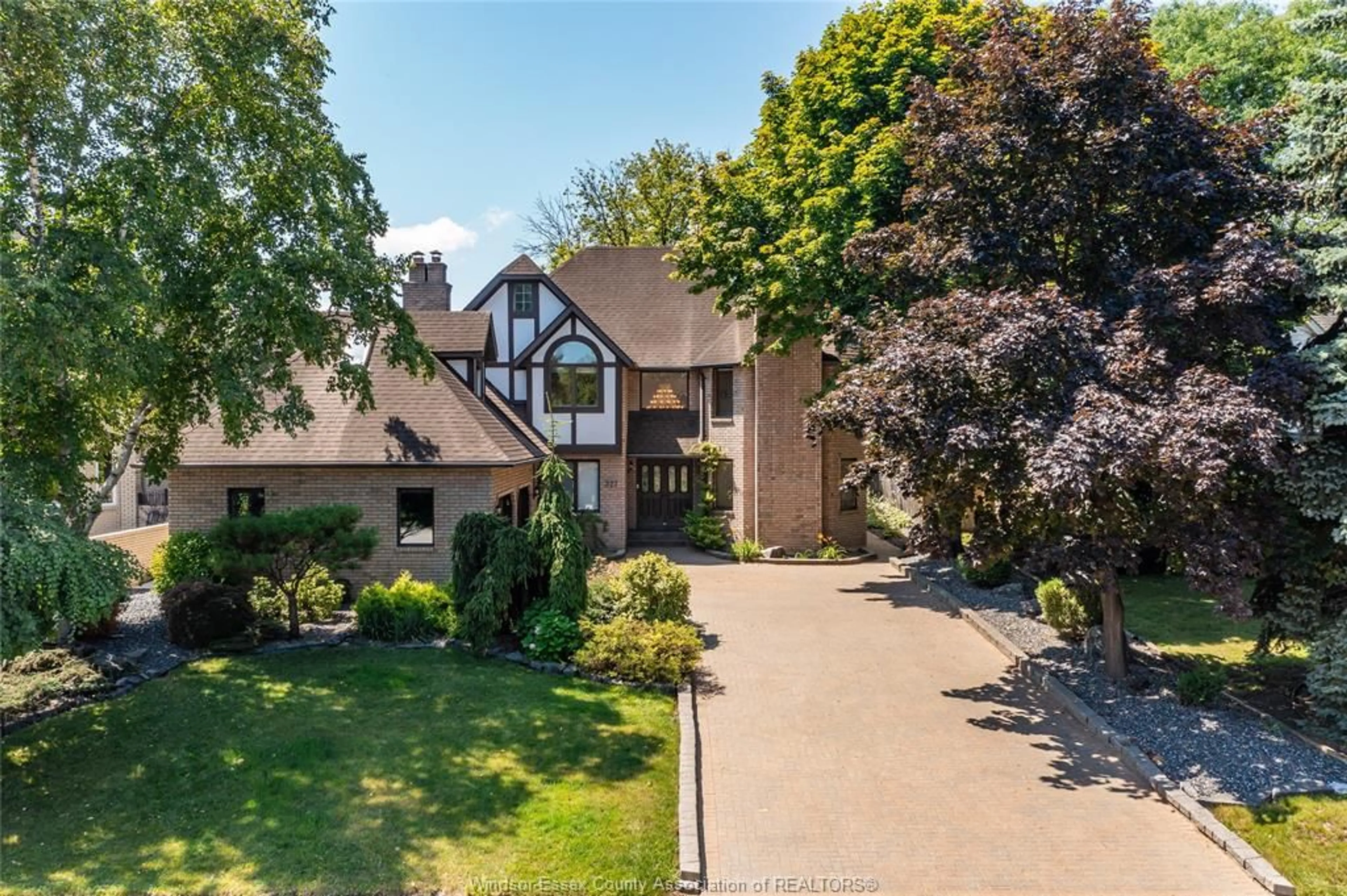 A pic from outside/outdoor area/front of a property/back of a property/a pic from drone, street for 327 MAJESTIC Dr, Lakeshore Ontario N8N 4L4