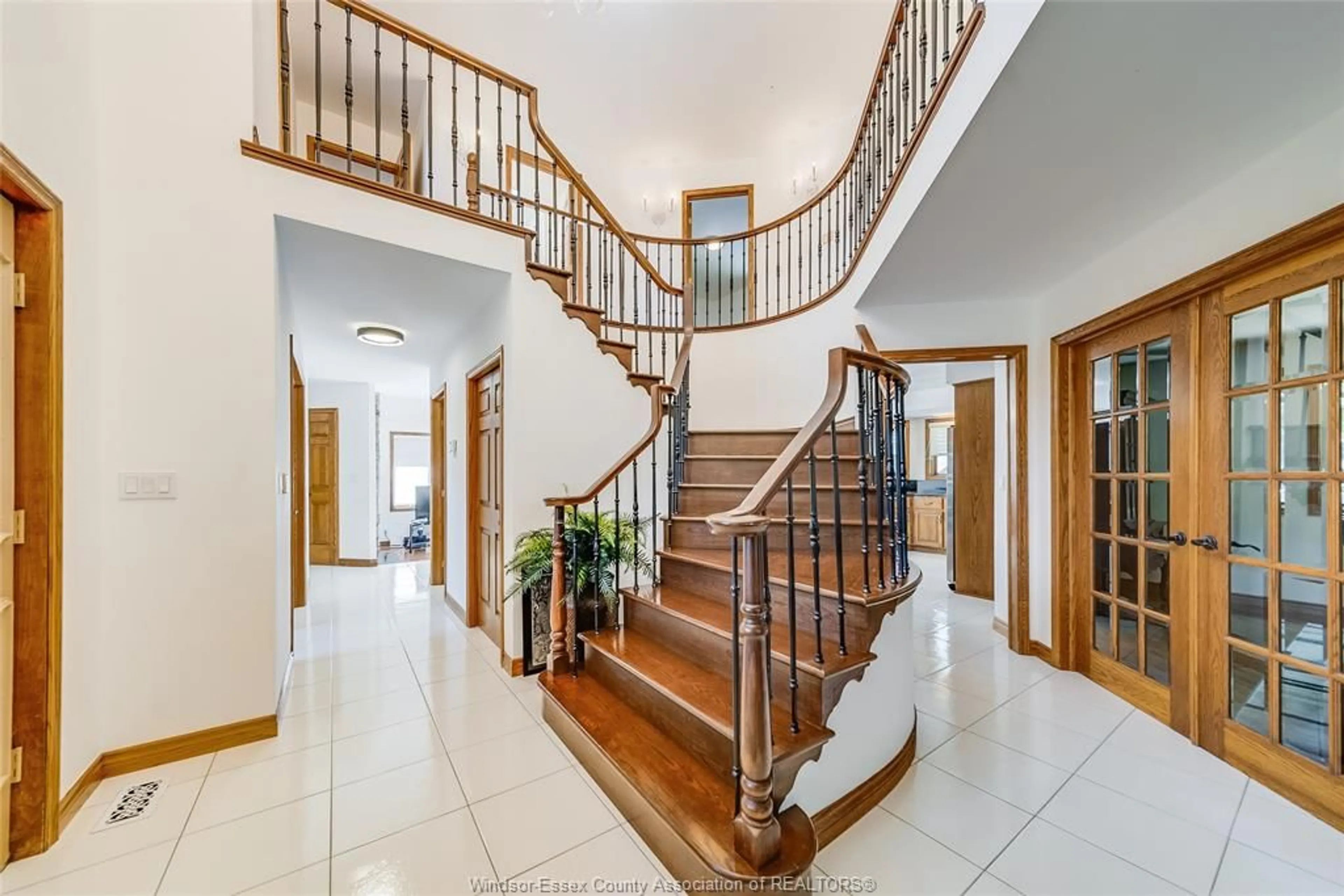 Indoor foyer for 327 MAJESTIC Dr, Lakeshore Ontario N8N 4L4
