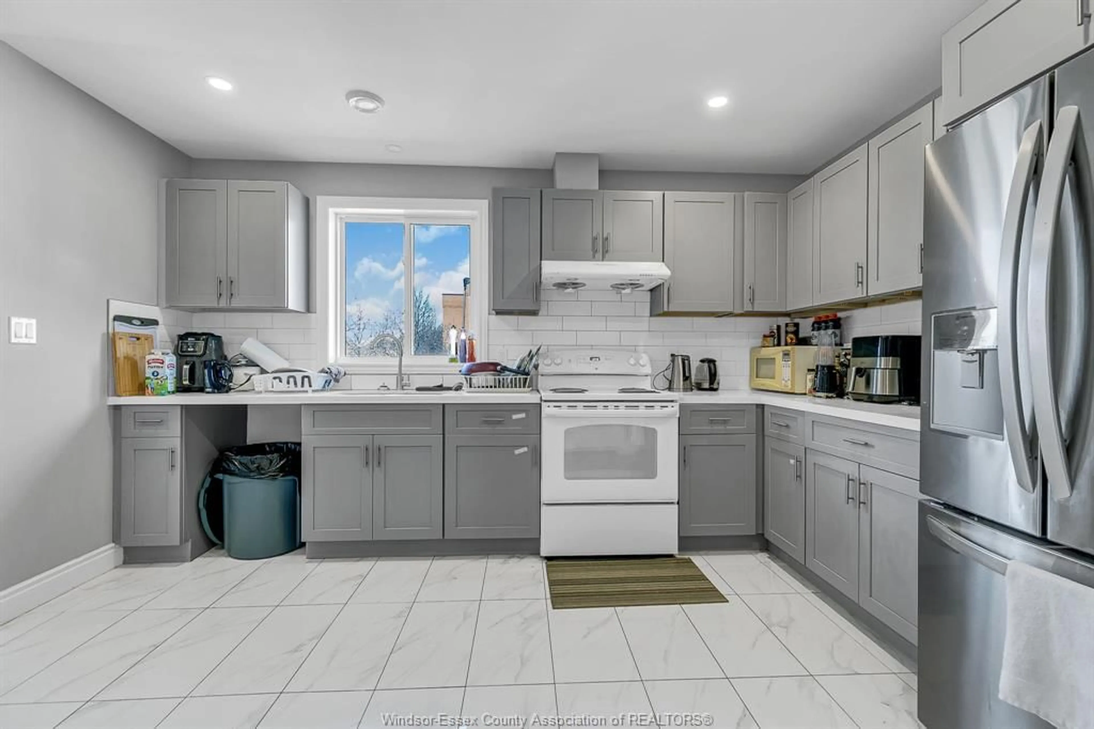 Open concept kitchen, ceramic/tile floor for 652 BRIDGE, Windsor Ontario N9B 2M6
