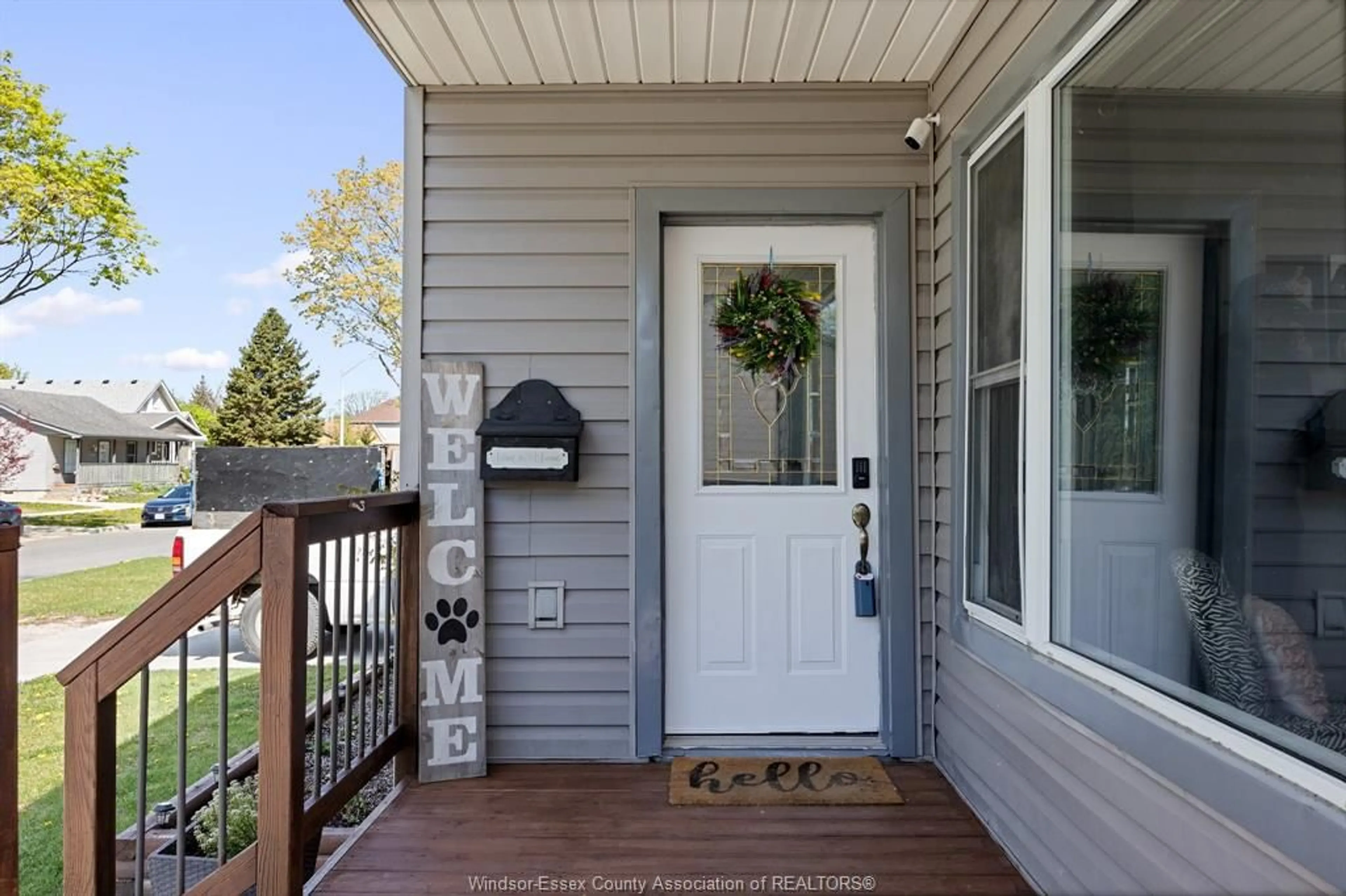 Indoor entryway for 1570 AUBIN Rd, Windsor Ontario N8Y 4G2