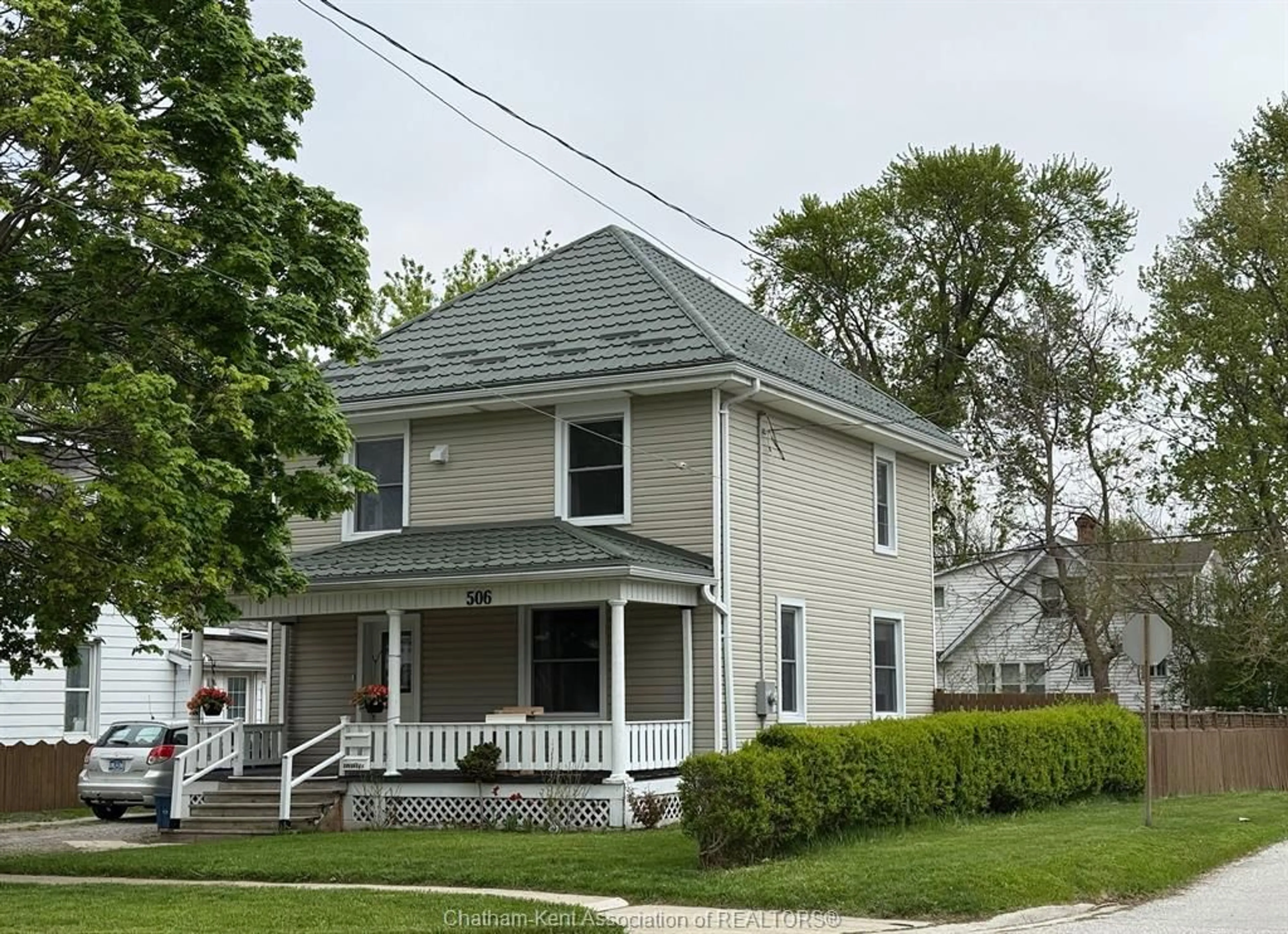 Home with vinyl exterior material, street for 506 Nelson St, Wallaceburg Ontario N8A 4H1