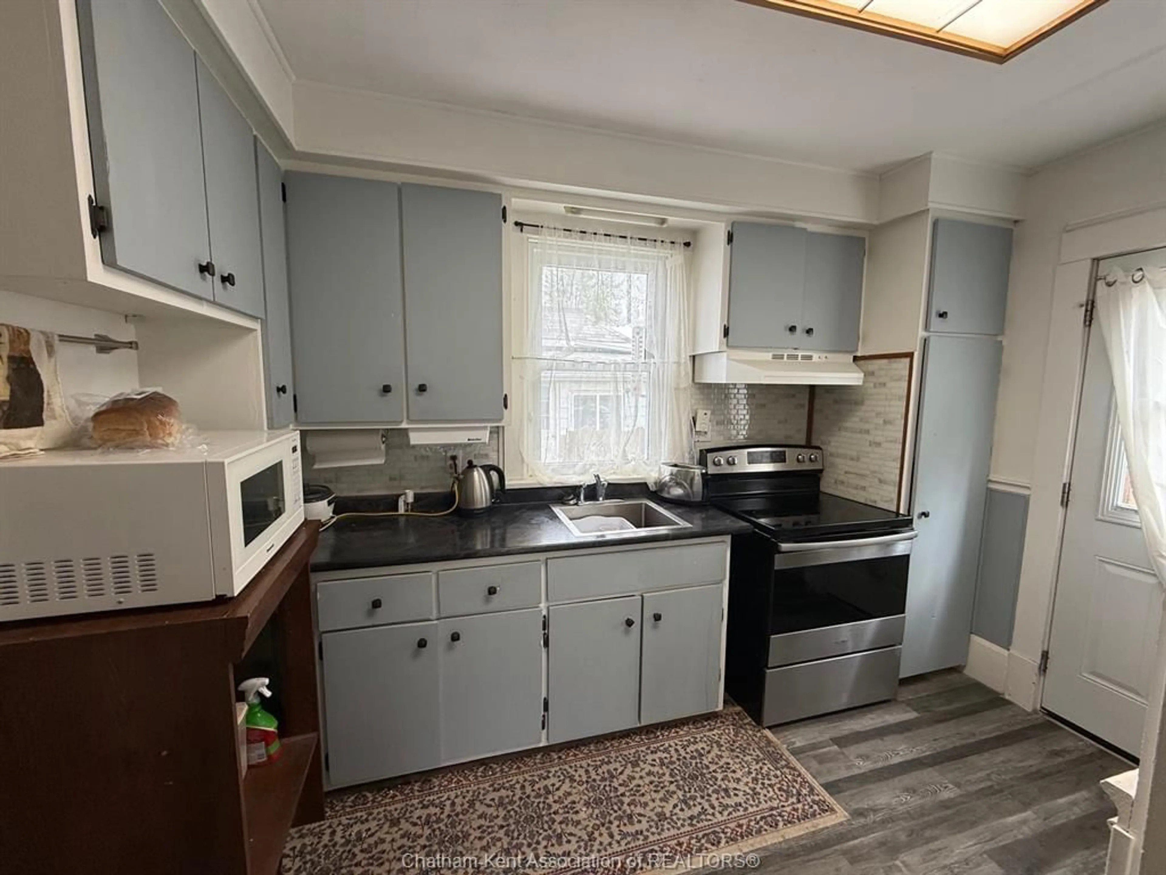 Standard kitchen, unknown for 506 Nelson St, Wallaceburg Ontario N8A 4H1
