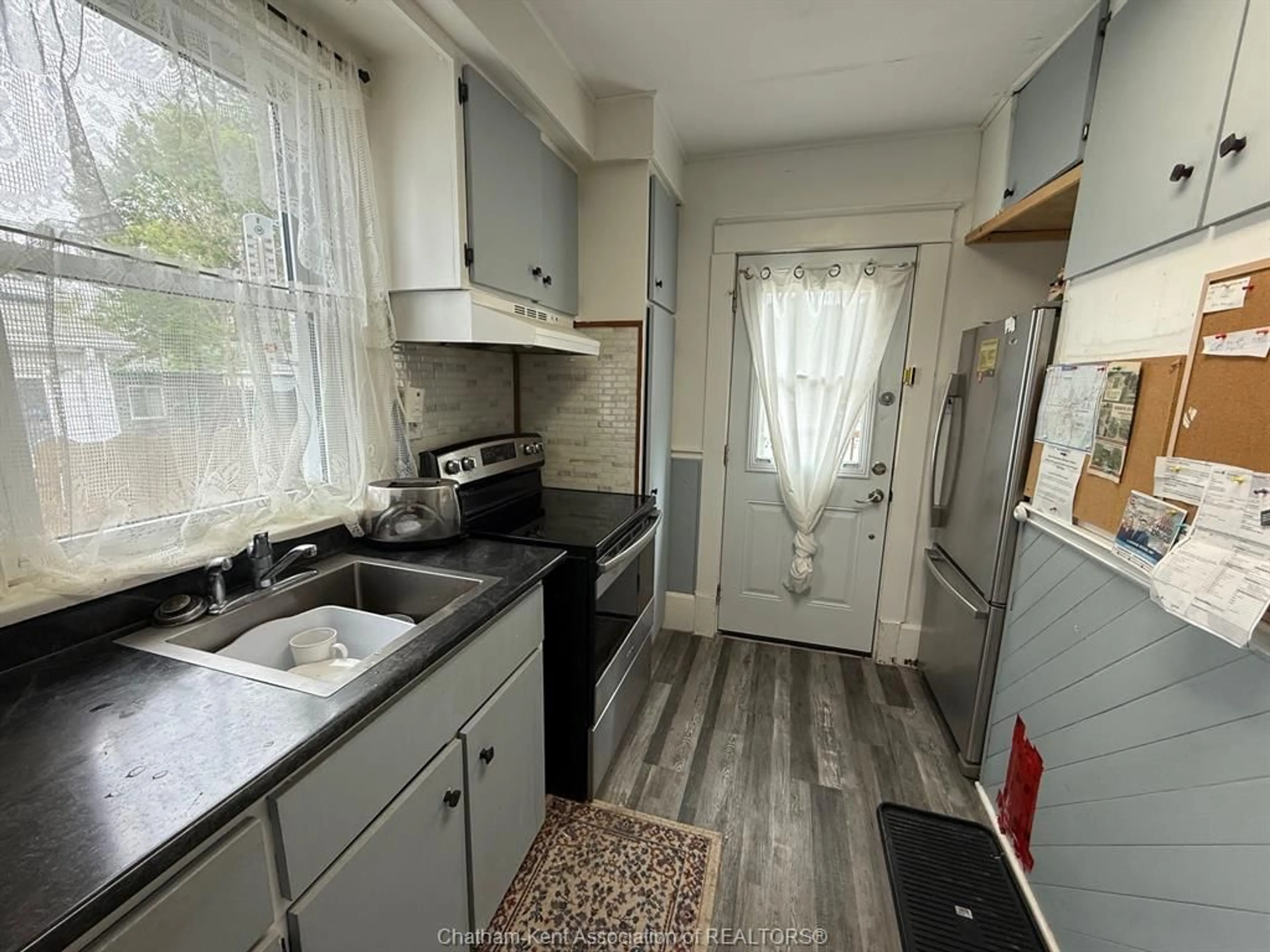 Standard kitchen, unknown for 506 Nelson St, Wallaceburg Ontario N8A 4H1
