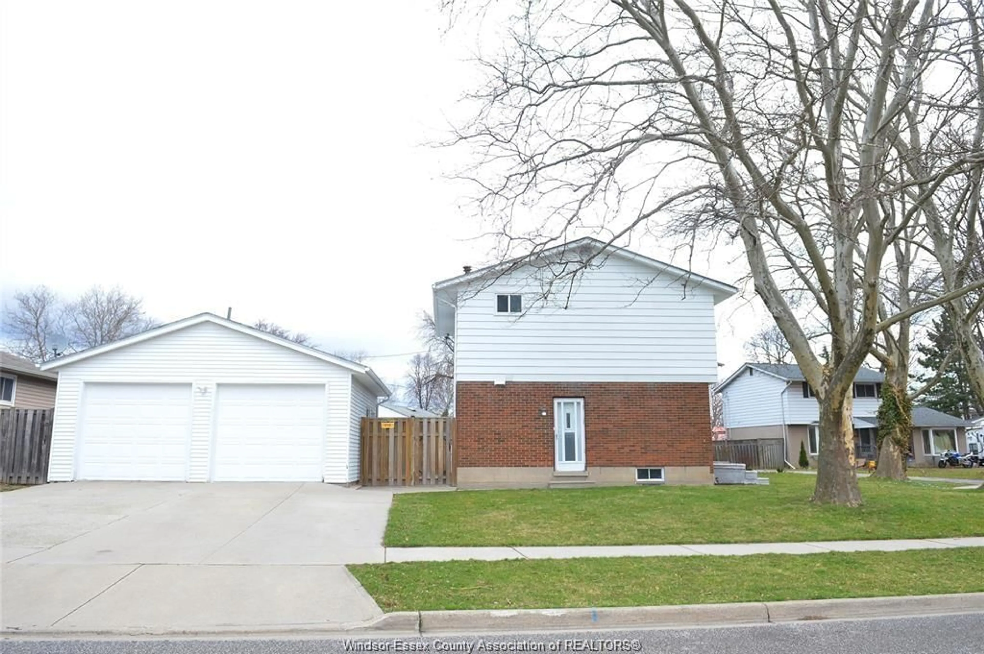 Home with vinyl exterior material, street for 3540 WOLFE Crt, Windsor Ontario N9C 1X2