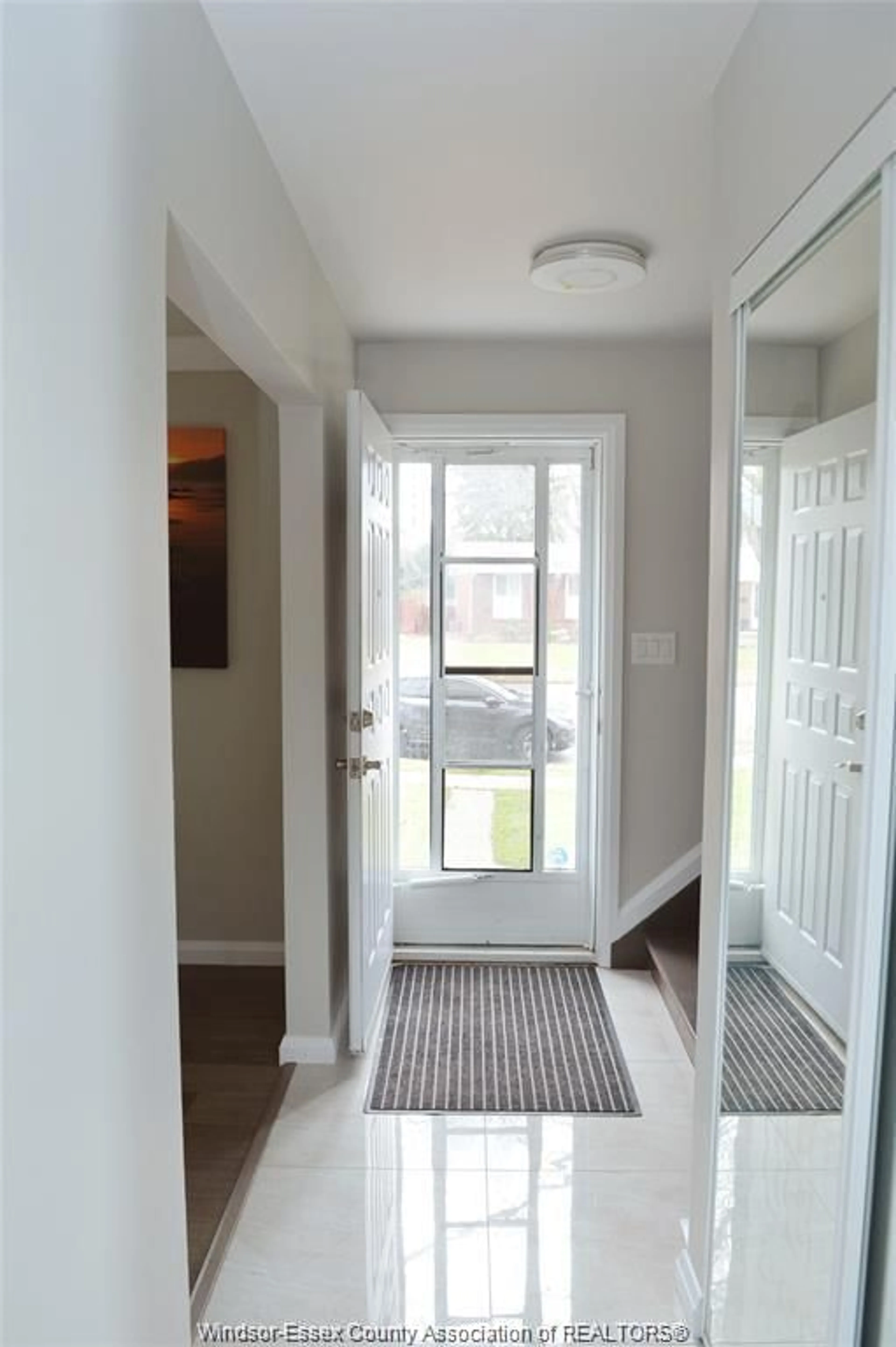 Indoor entryway for 3540 WOLFE Crt, Windsor Ontario N9C 1X2