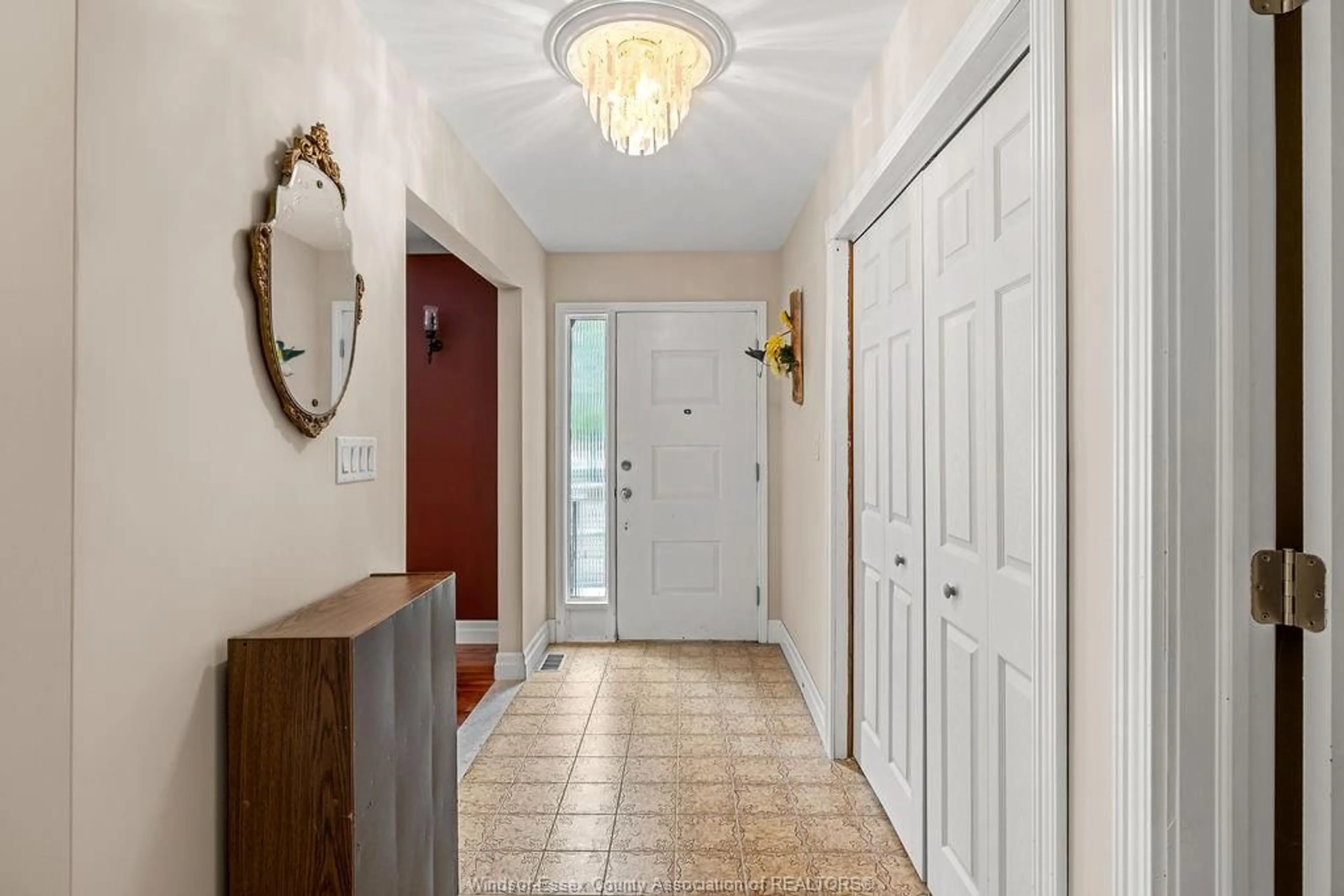 Indoor entryway for 1459 RIDGE Rd, Harrow Ontario N0R 1G0